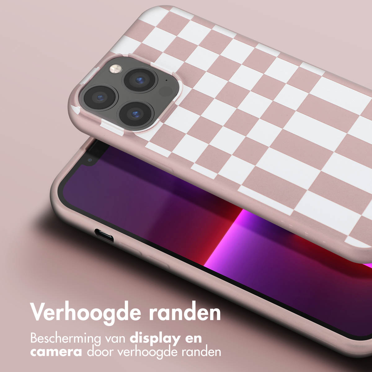 Coque de téléphone à carreaux roses et blancs avec téléphone à l'intérieur.