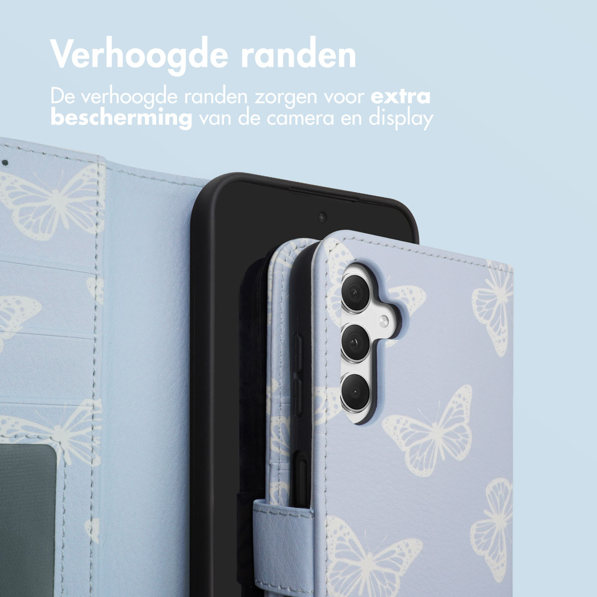 Een lichtblauwe telefoonhoes met vlinderpatroon en verhoogde randen.