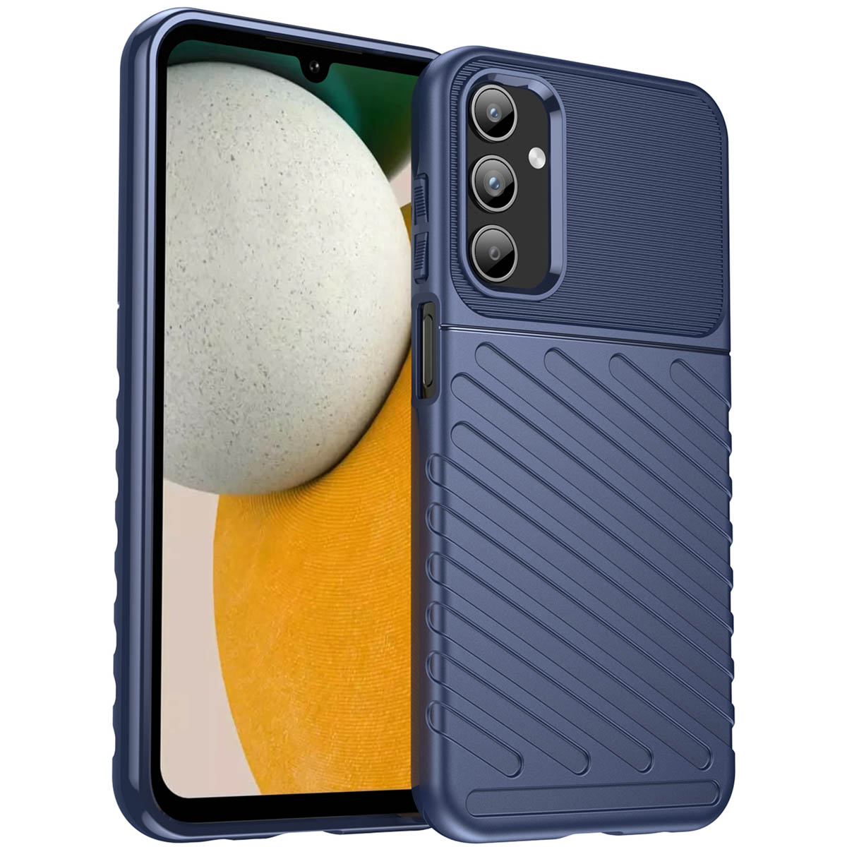 Blauwe telefoonhoes met een textuur op de achterkant en drie cameralenzen. Er zit een telefoon in.