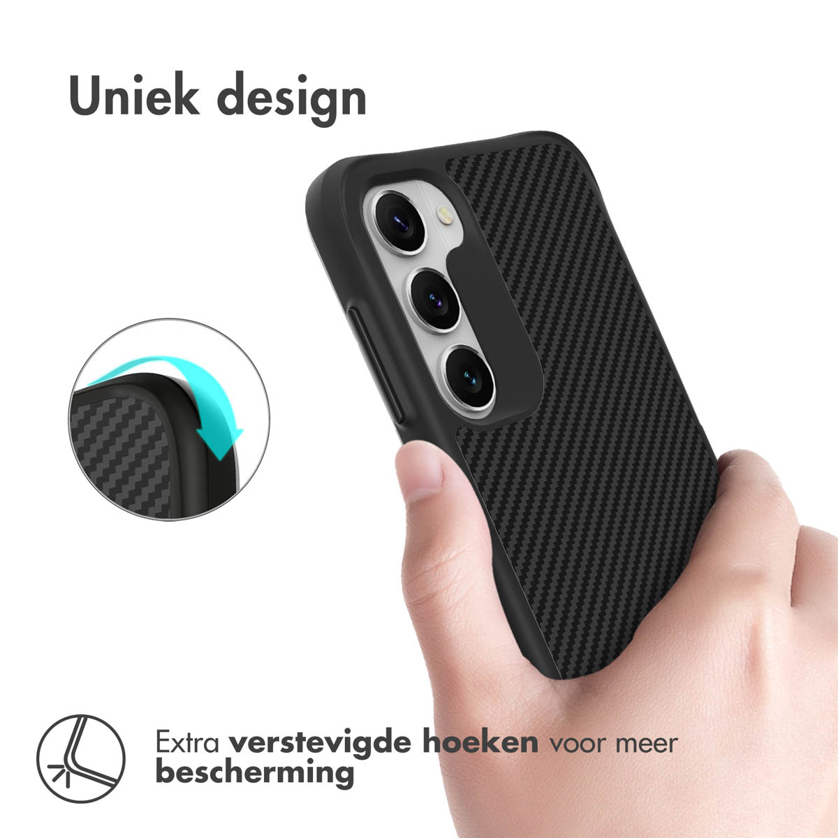 Zwarte telefoonhoes met koolstofpatroon, vastgehouden door een hand.