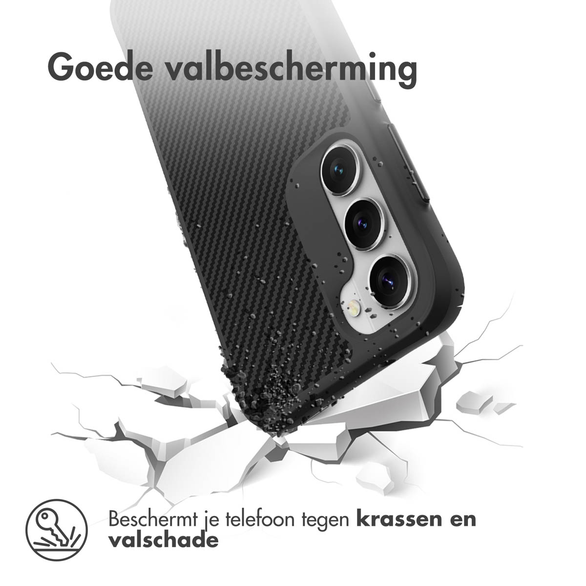 Zwarte telefoonhoes met carbonpatroon valt op witte gebroken stenen.