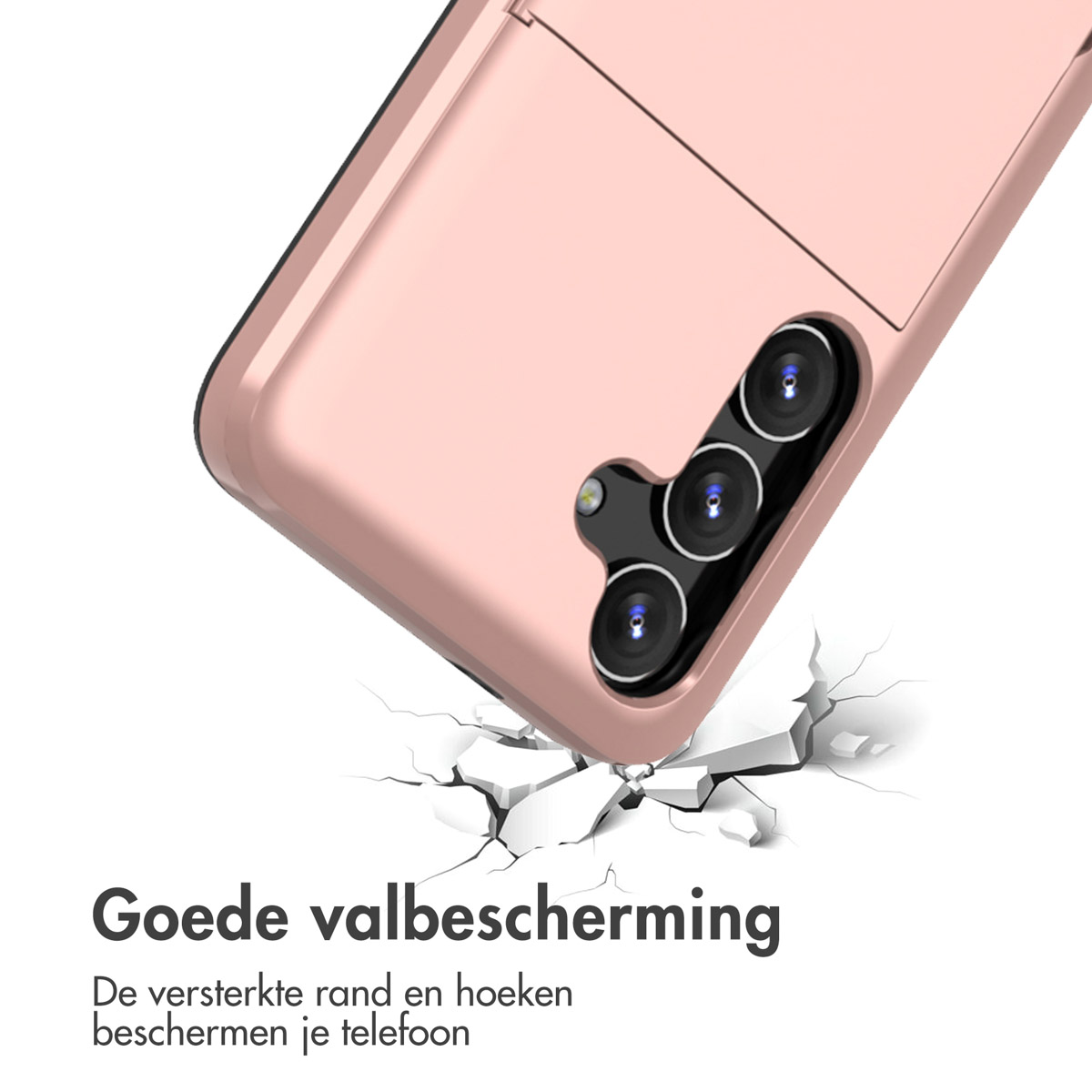 Een roségouden telefoon met drie camera's valt op gebroken grond.