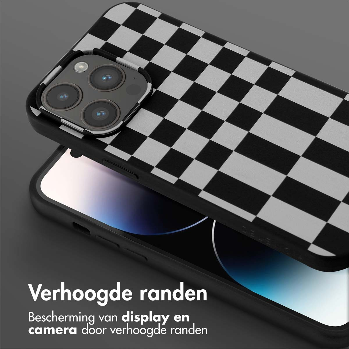 Telefoonhoesje met zwart-wit geruit patroon. Tekst luidt 'Verhoogde randen' en beschrijving.