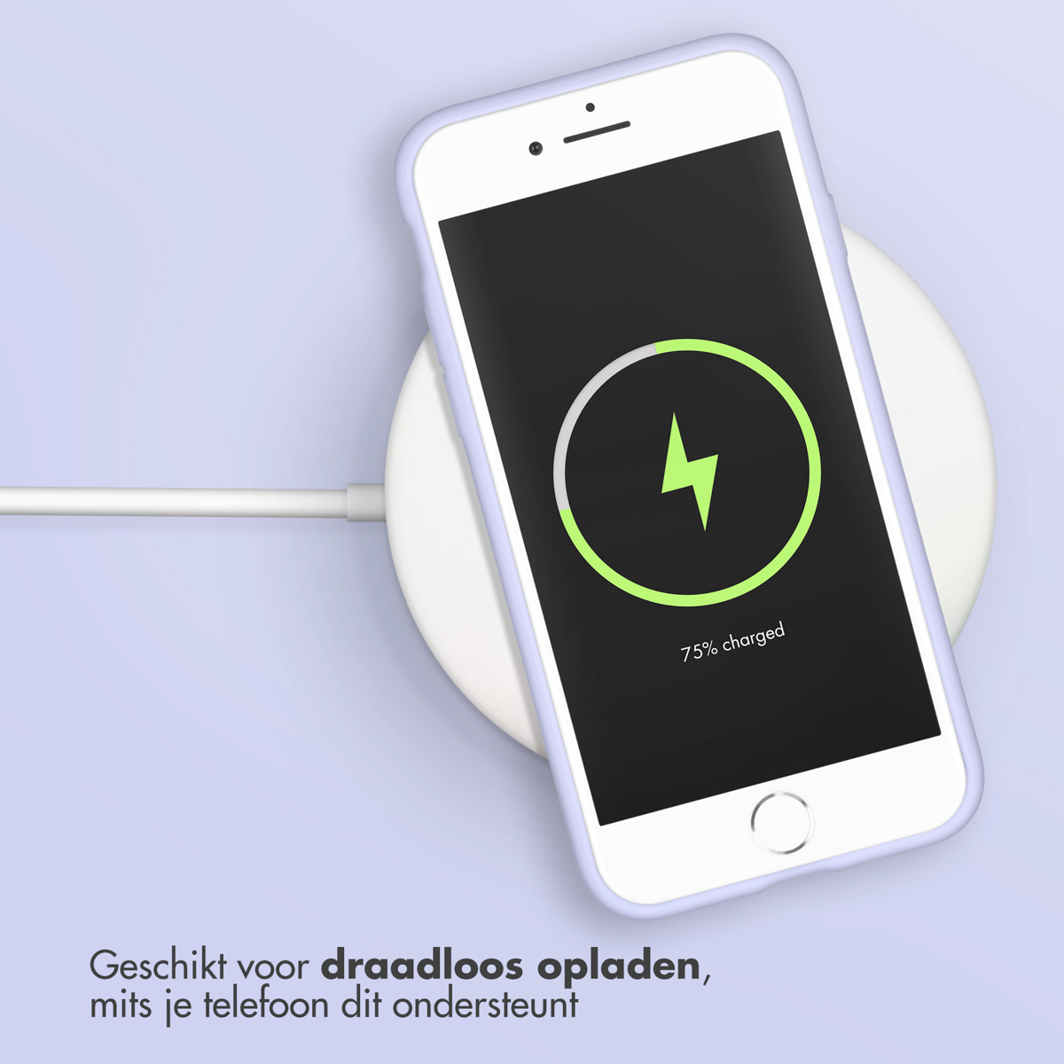 Un smartphone en charge sans fil sur un socle blanc sur fond violet clair.
