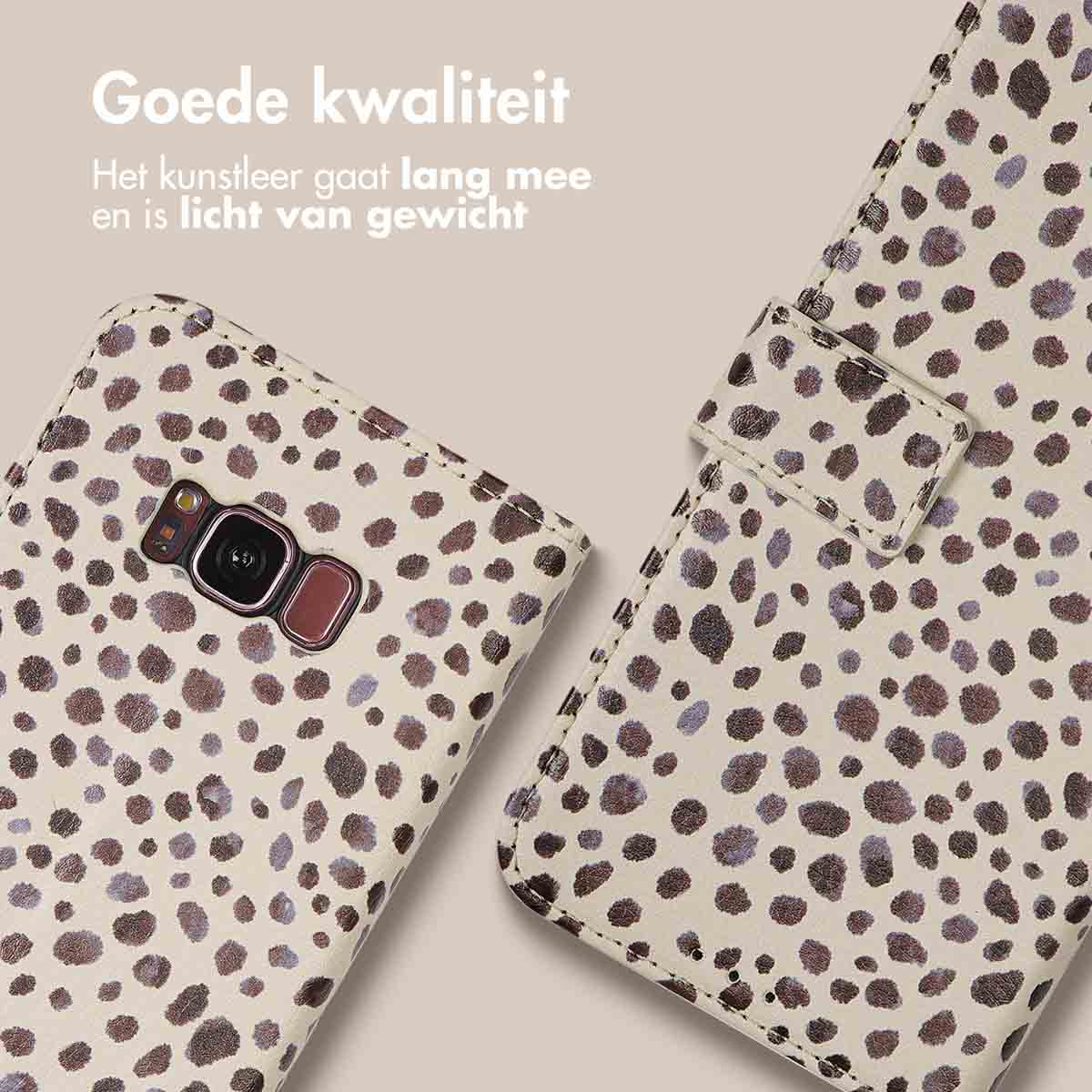 Een telefoonhoesje met luipaardprint in bruin en paars op een beige achtergrond.