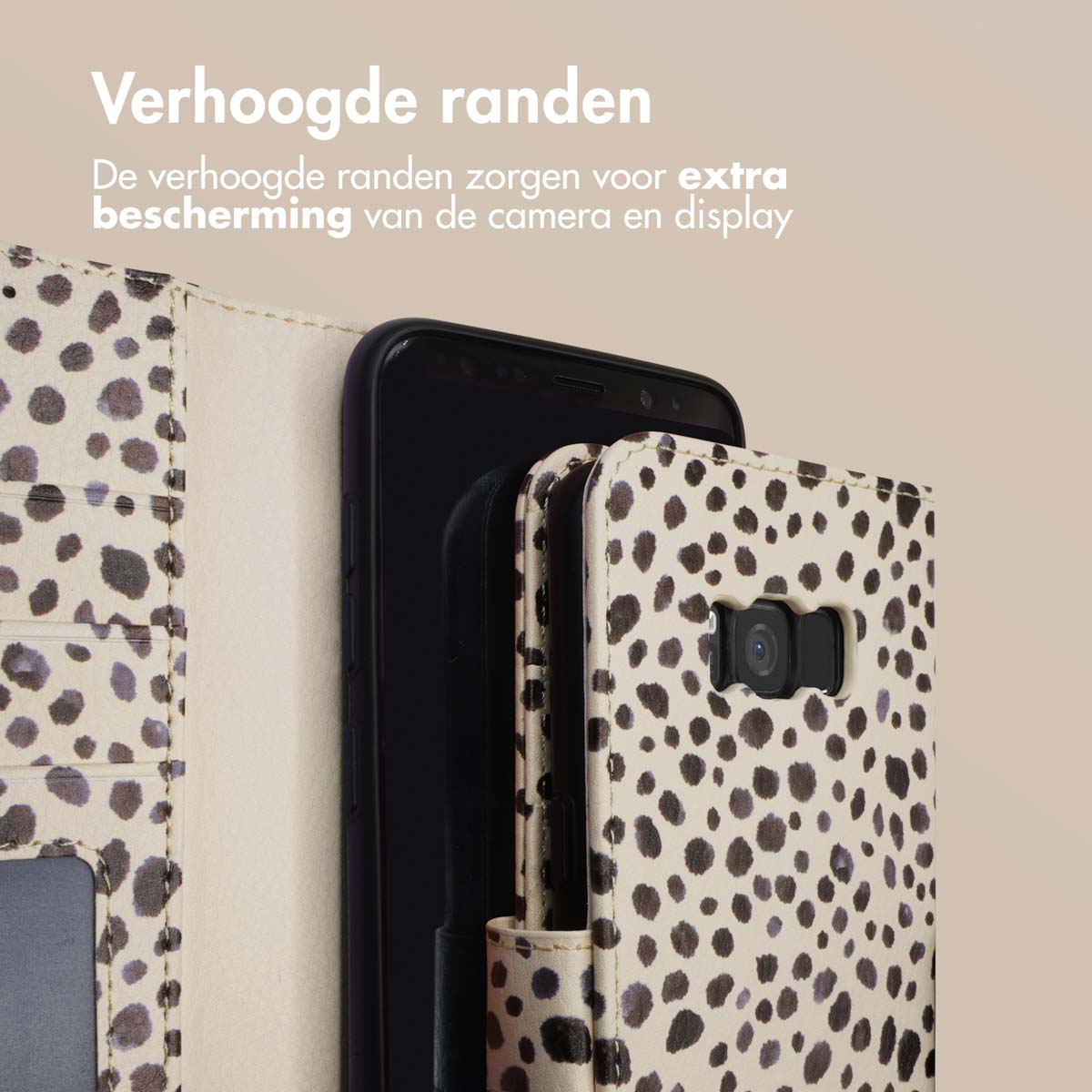Een smartphone met een gestippelde flipcover die camera en display beschermt.