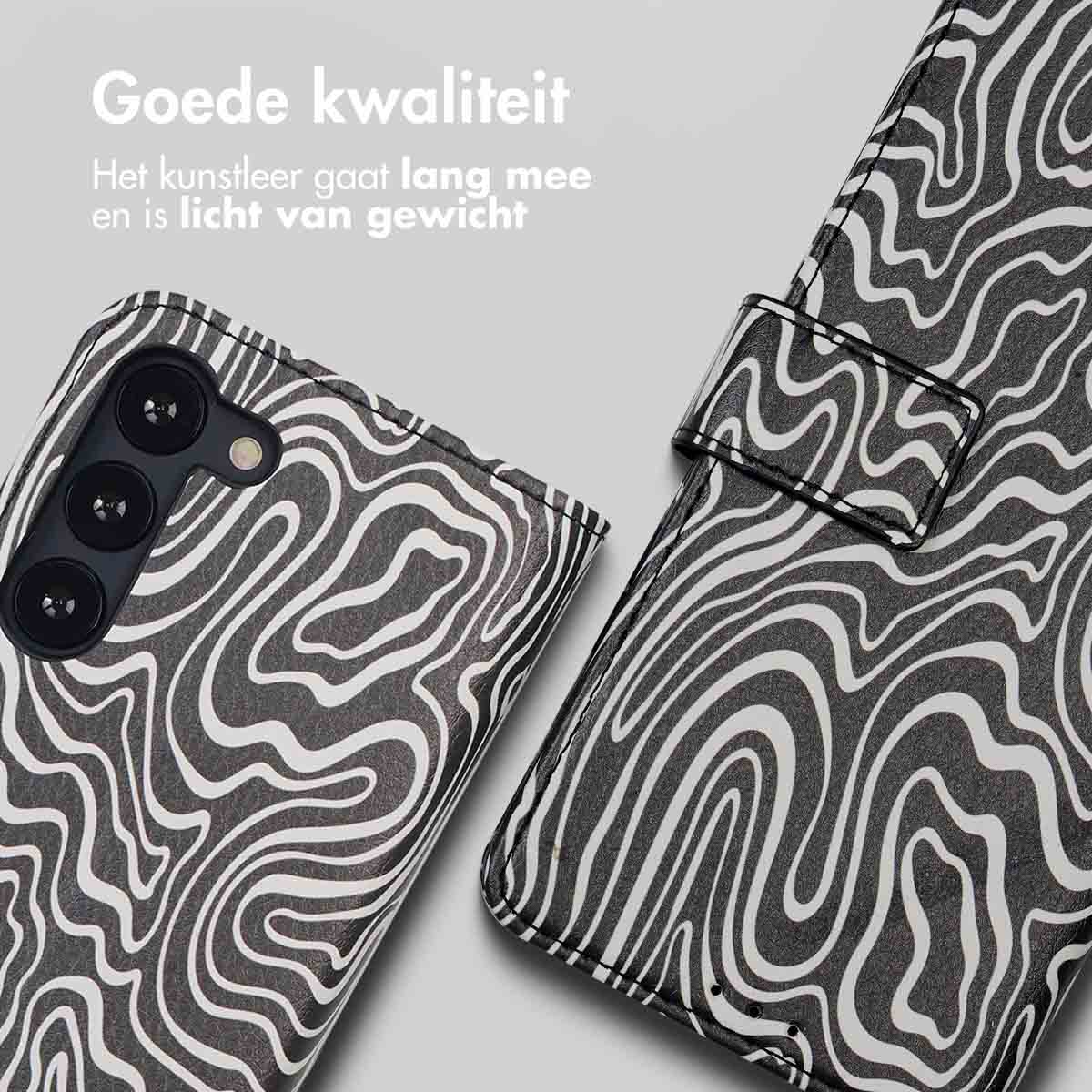Een telefoonhoes met zwart-wit golvend patroon, close-up.
