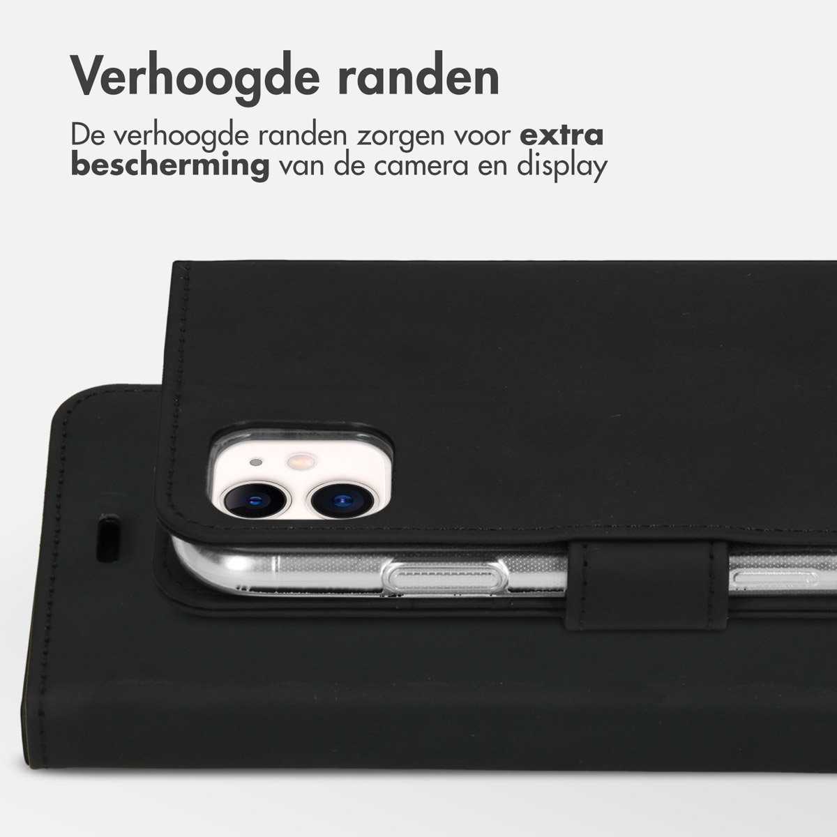 Coque de téléphone noire, style portefeuille. Bords surélevés. Téléphone à l'intérieur. Fond blanc.