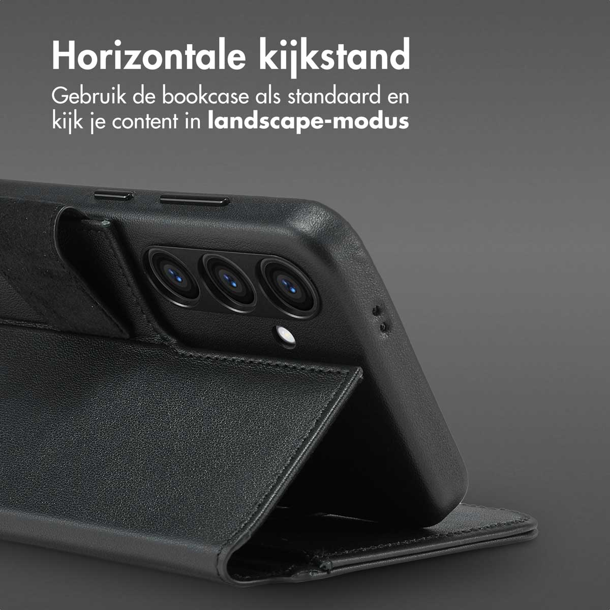 Telefoonhoesje met telefoon erin. Zwart, met opening voor standaard. Donkere achtergrond.