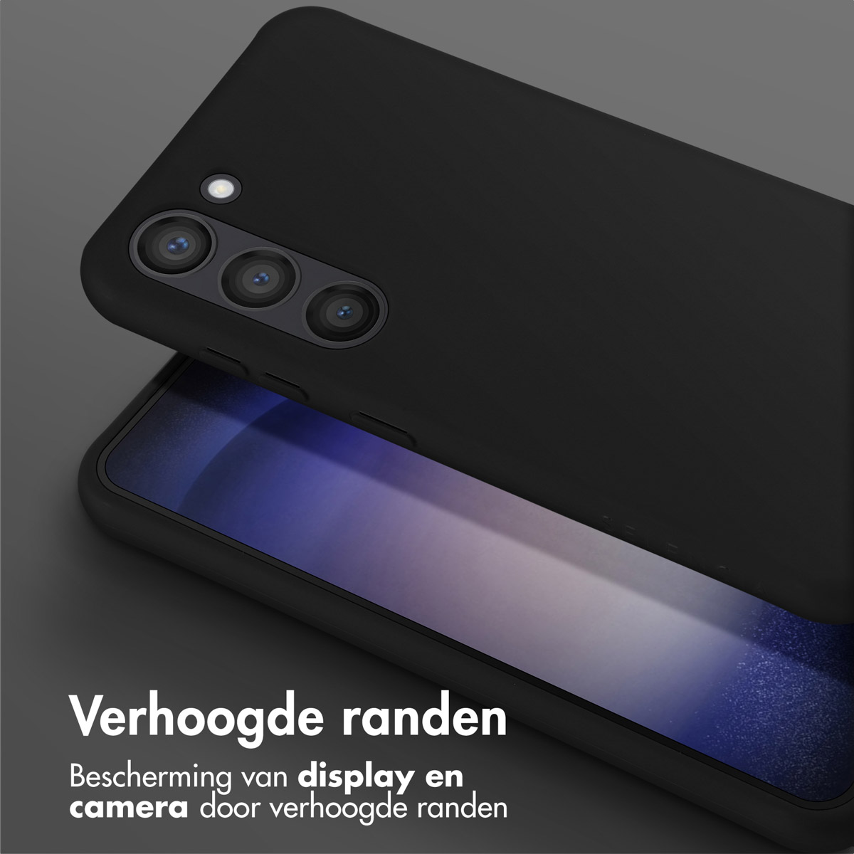Zwarte telefoonhoes, met verhoogde randen, beschermt het scherm en de camera, op grijze achtergrond.