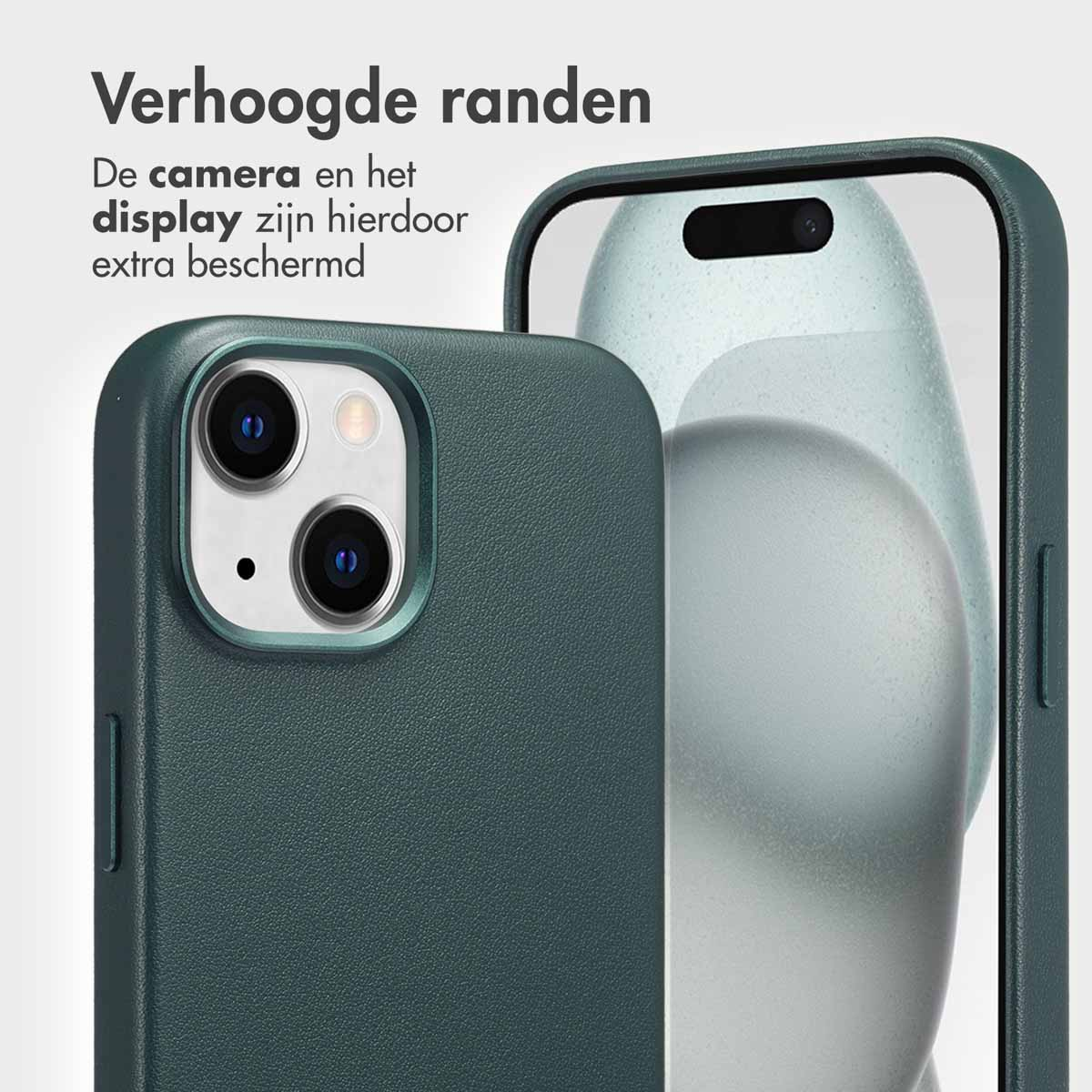 Close-up van een groene telefoonhoes die een telefoon met scherm beschermt. De Nederlandse tekst luidt: 'Verhoogde randen beschermen de camera en het scherm'.