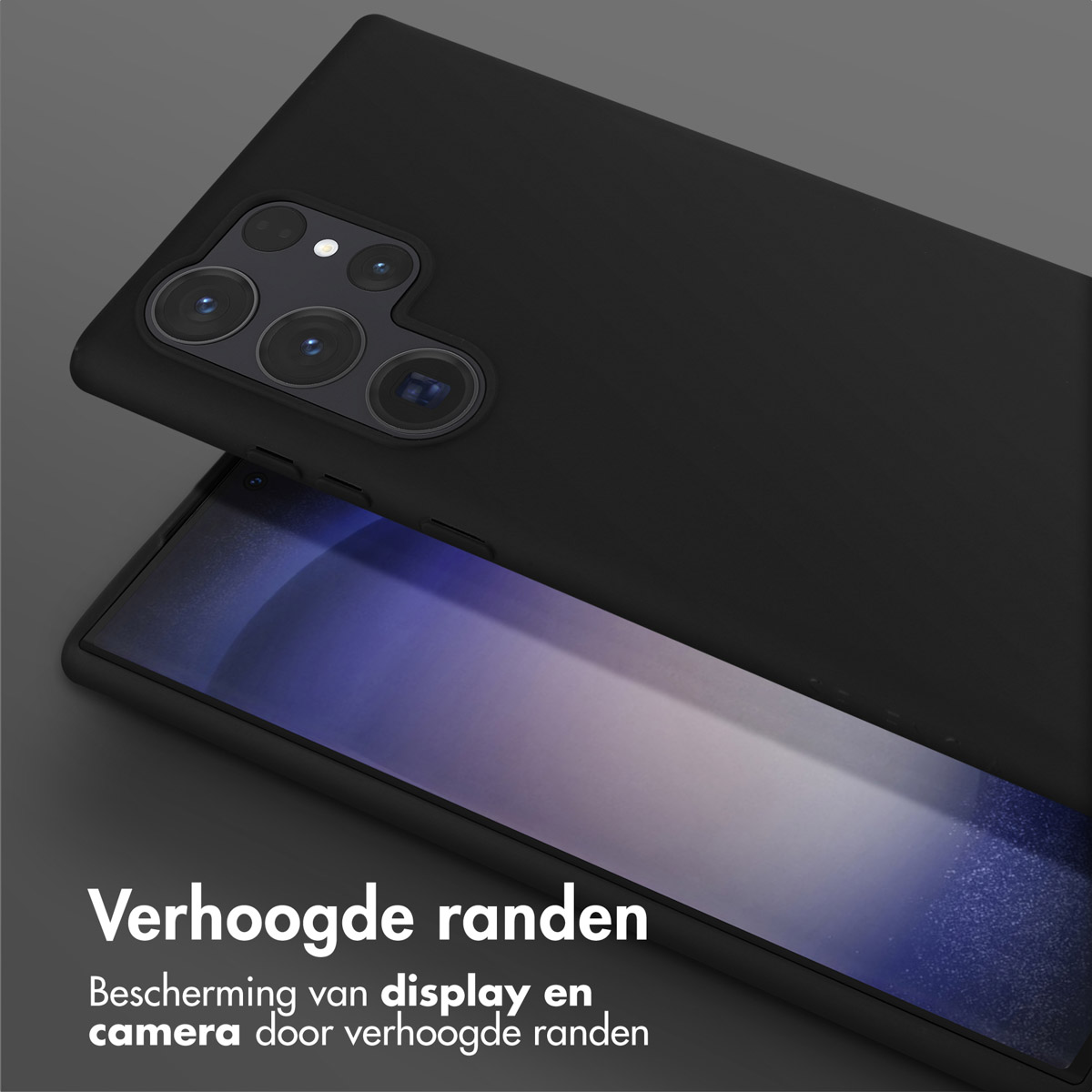 Une coque de téléphone noire recouvre partiellement un téléphone noir. La coque a une bosse de caméra.