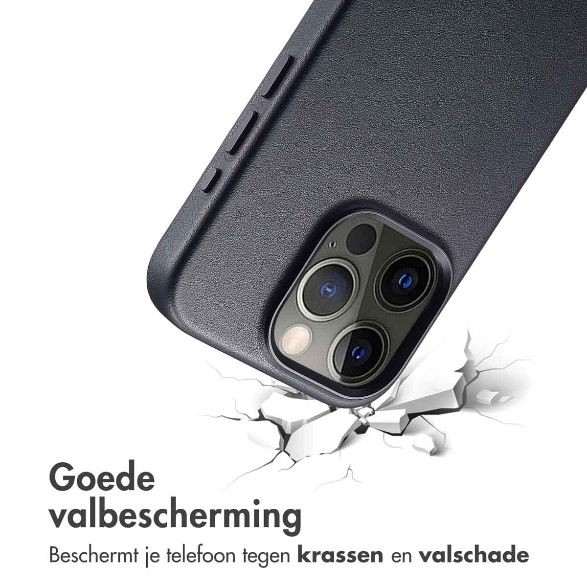 Eine dunkle Handyhülle mit Kameralinsen, schräg auf einer zerbrechenden Oberfläche. Text: Guter Fallschutz. Schützt vor Kratzern und Sturzschäden.