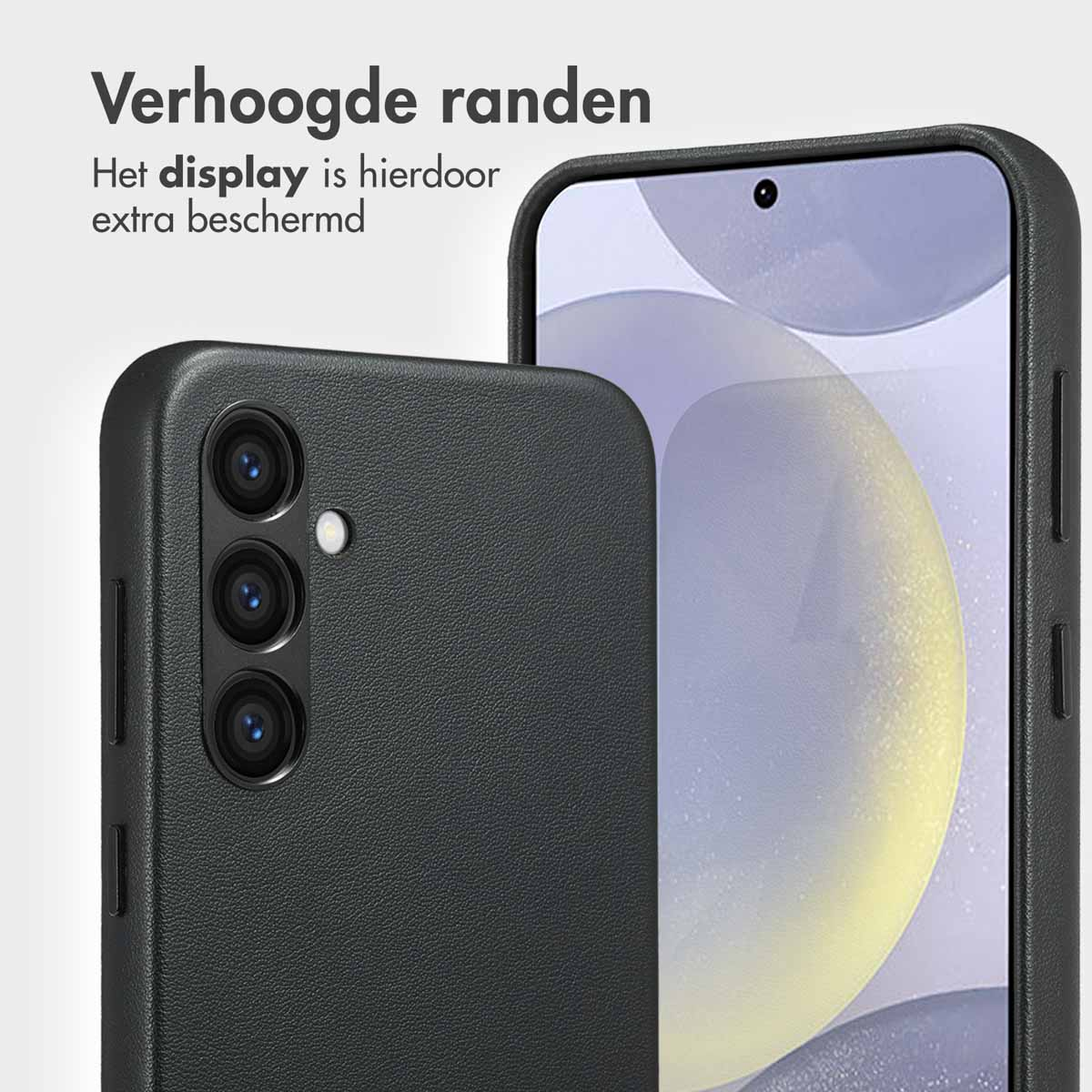 Zwarte telefoonhoes met een zwarte telefoon, tekst bovenaan, het scherm is beschermd.