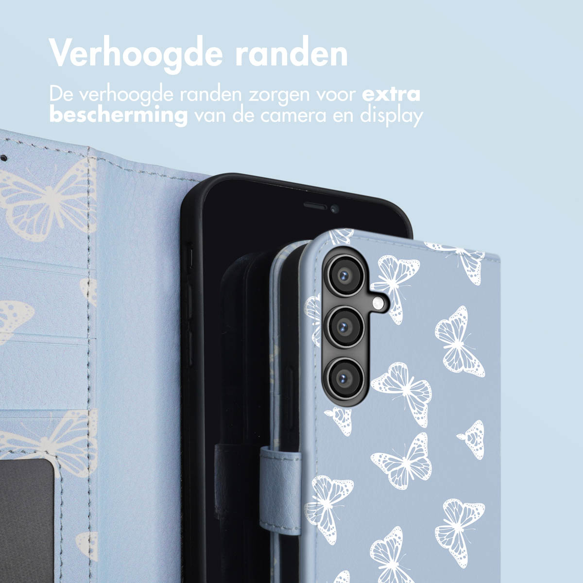 Een lichtblauwe telefoonhoes met witte vlinders en verhoogde randen.