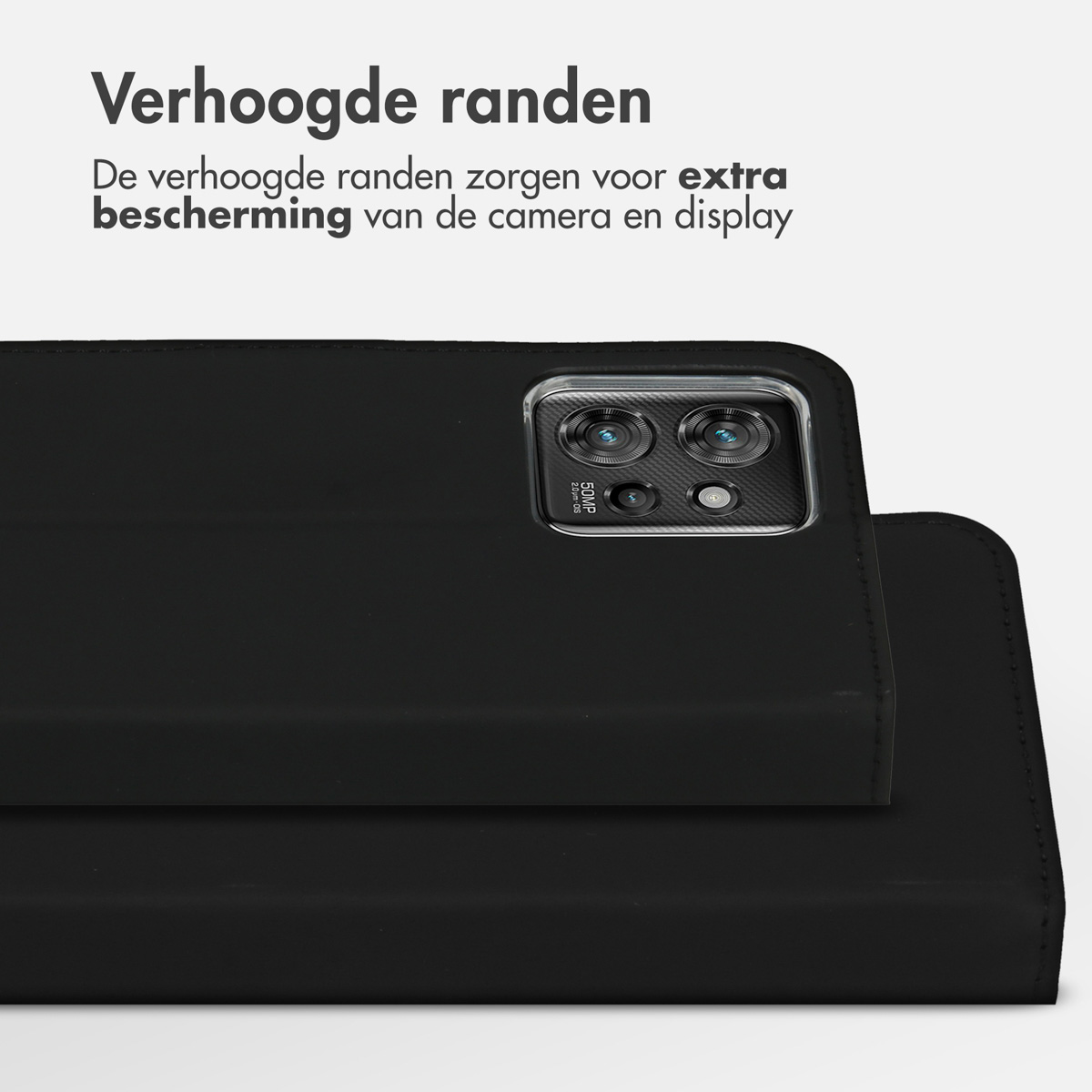Étui de téléphone noir avec bords surélevés, montrant la protection de l'appareil photo et de l'écran. Texte : 'Verhoogde randen' et 'extra bescherming'.