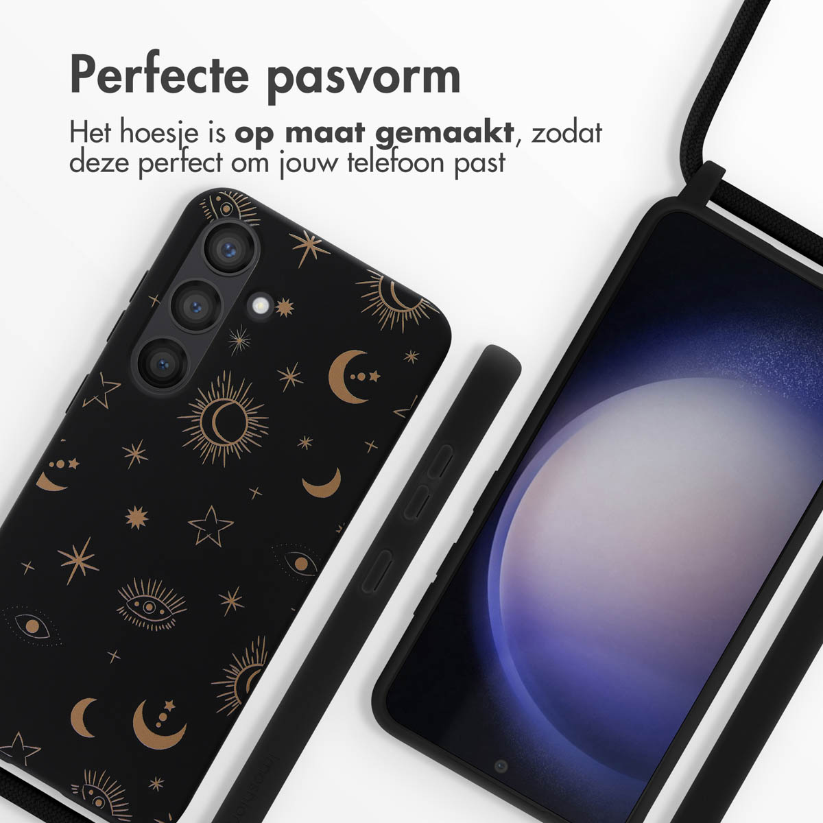 Zwarte telefoonhoes met gouden hemelpatronen en een telefoon.