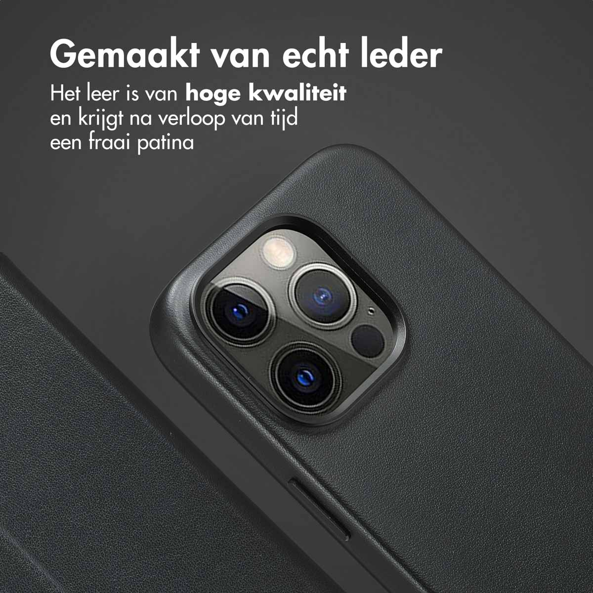 Gros plan d'un étui de téléphone noir avec trois lentilles d'appareil photo. Le texte néerlandais indique qu'il est en cuir véritable et de haute qualité.
