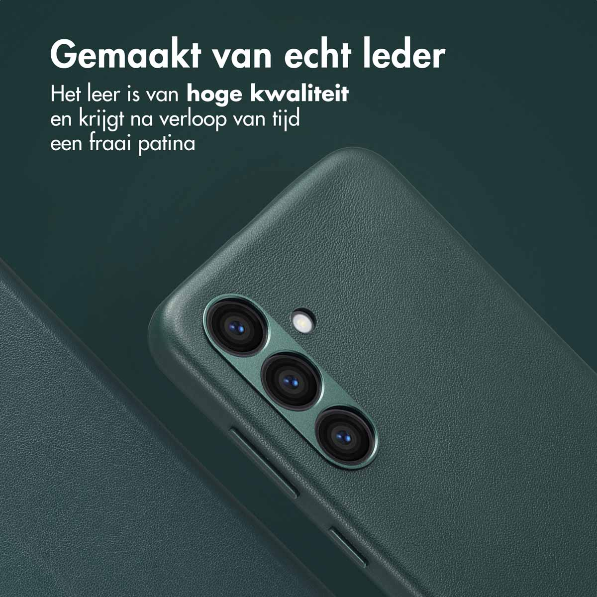 Donkergroene leren telefoonhoes met drie cameralenzen.