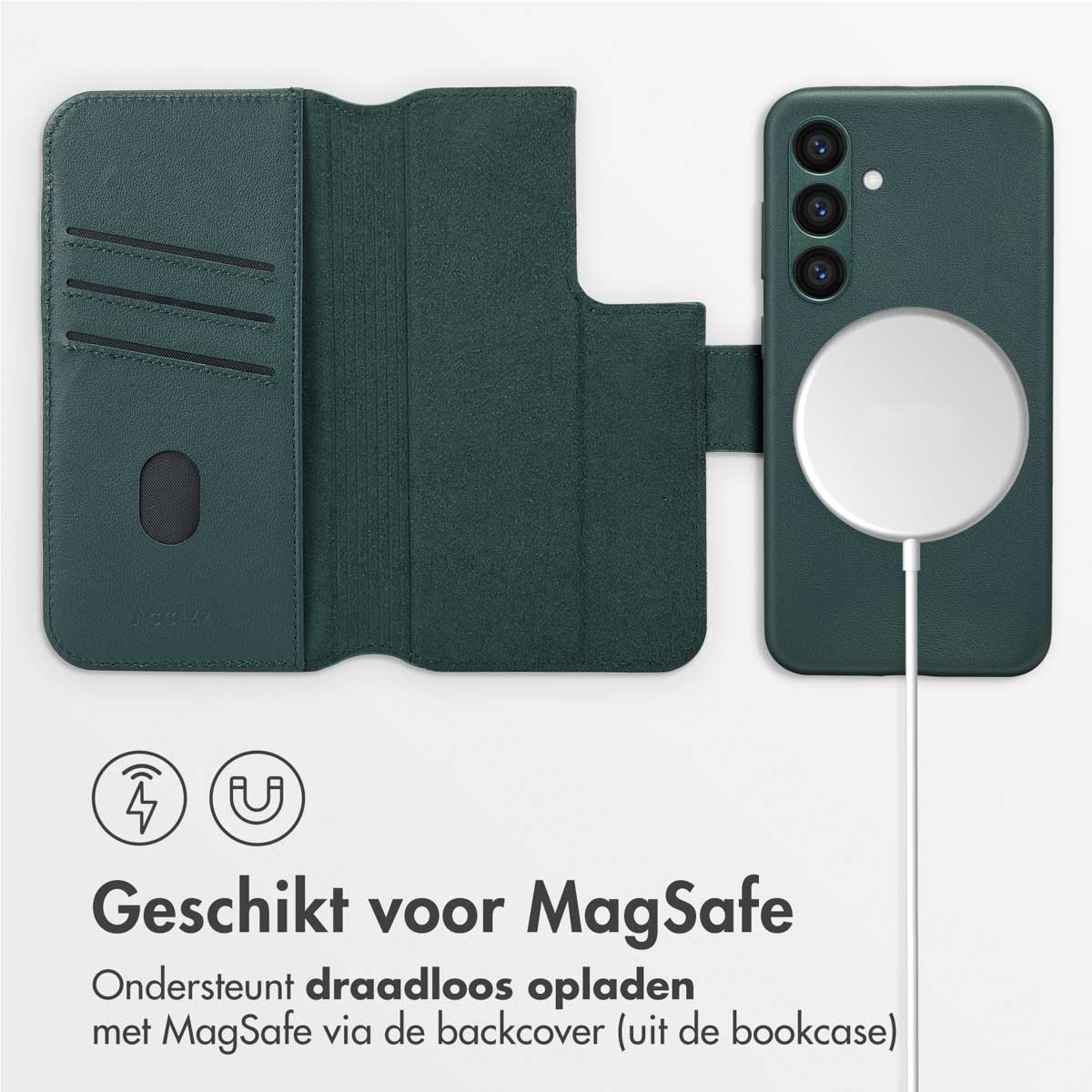 Donkergroene telefoonhoes met MagSafe oplader en kaartsleuven.