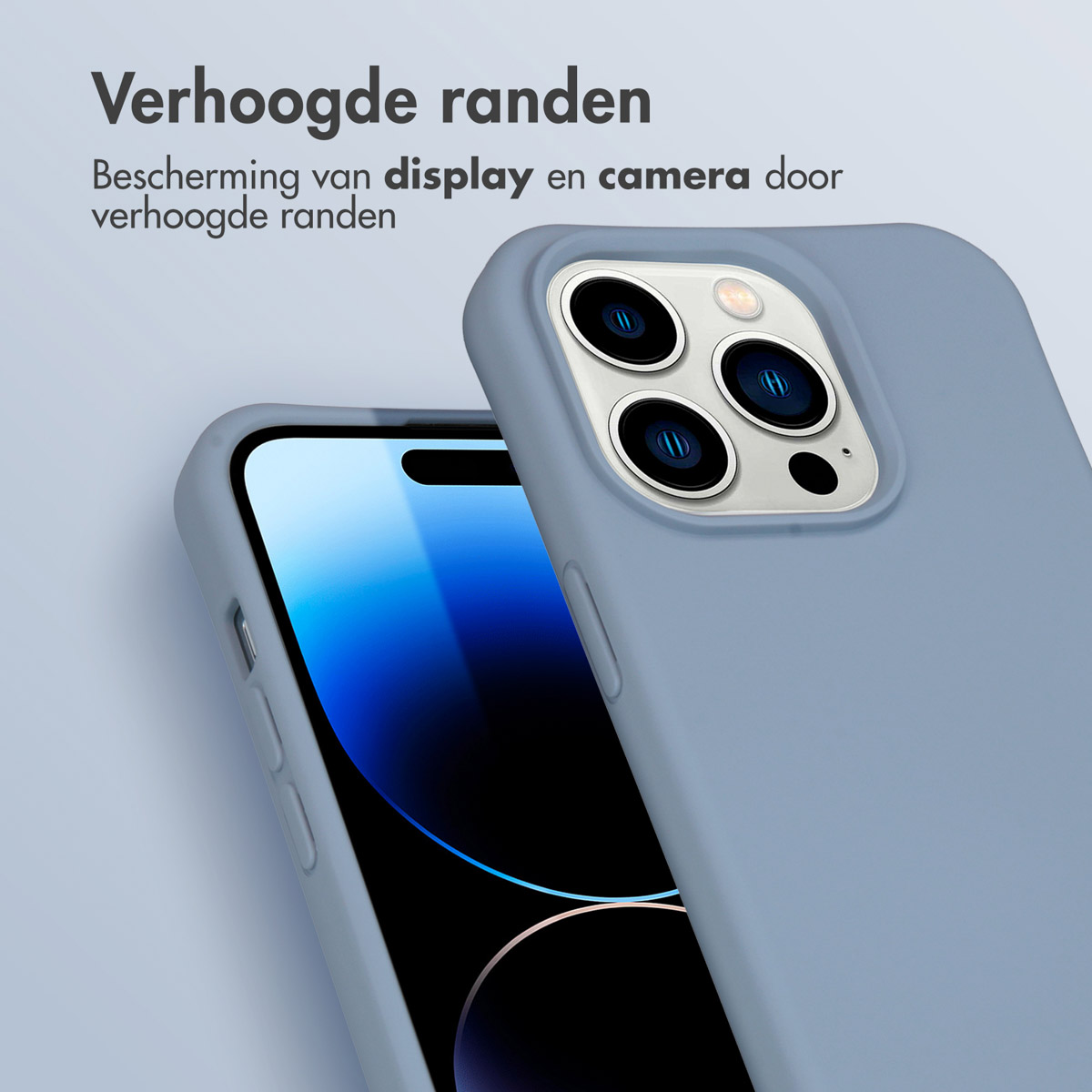 Une coque bleu clair protège l'écran et la caméra avec des bords surélevés. Le téléphone est dans la coque.