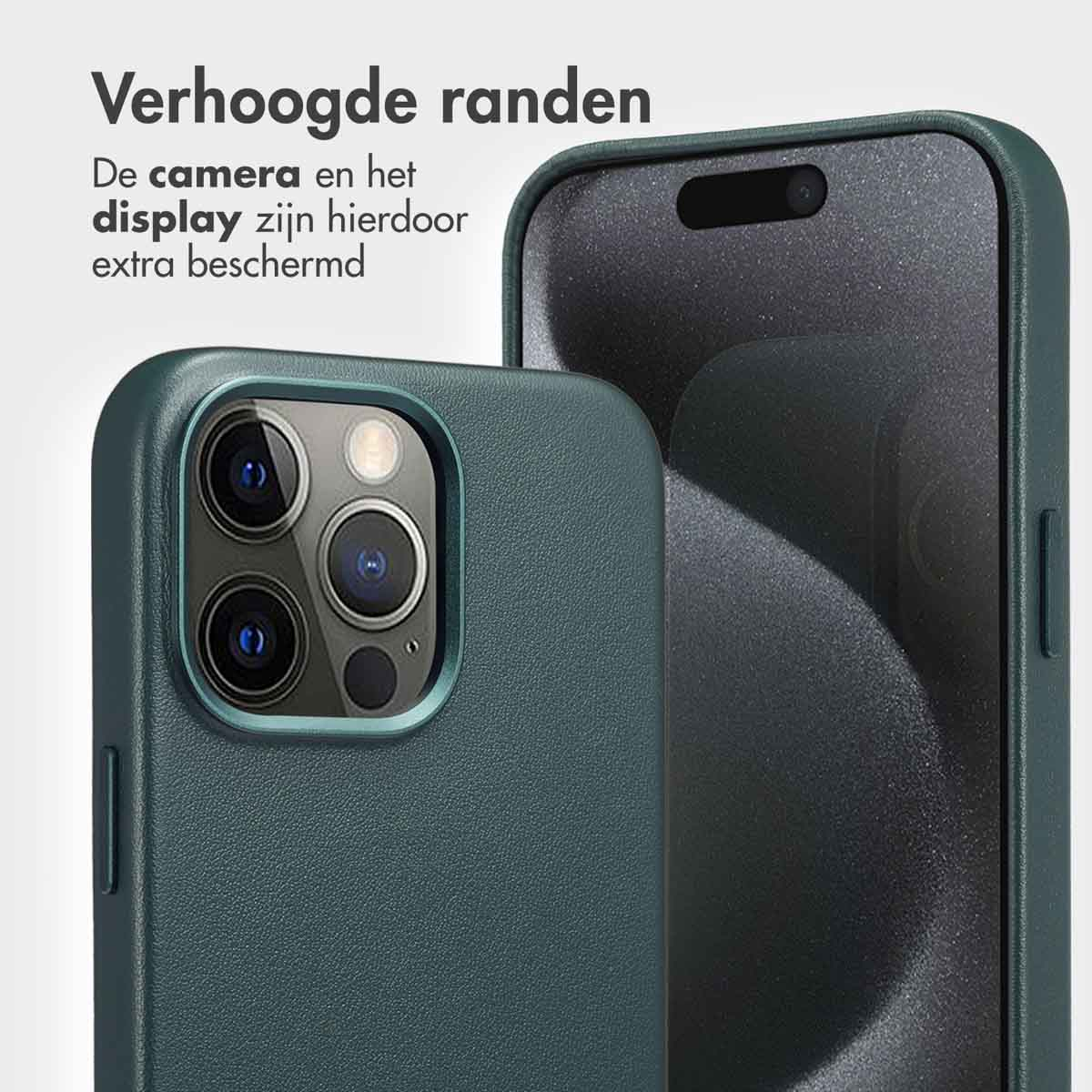 Primo piano di una custodia per telefono verde scuro. La custodia ha bordi rialzati per proteggere la fotocamera e il display. Testo olandese.