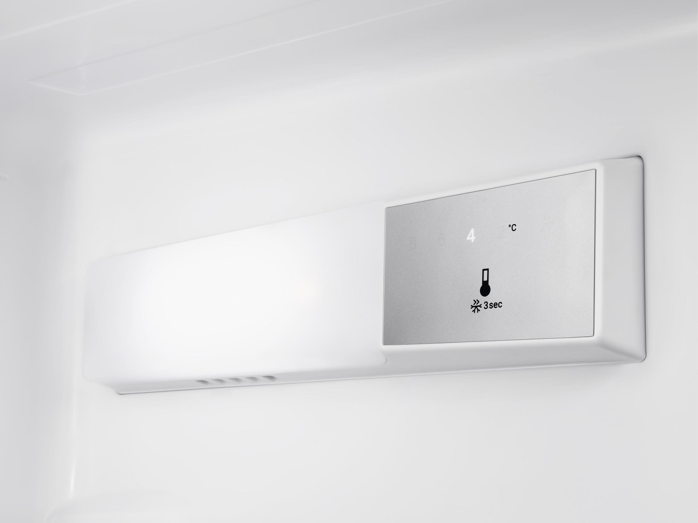 Kühlschrank-Innenraum, Temperaturregler, zeigt 4 Grad und eine Schneeflocke.