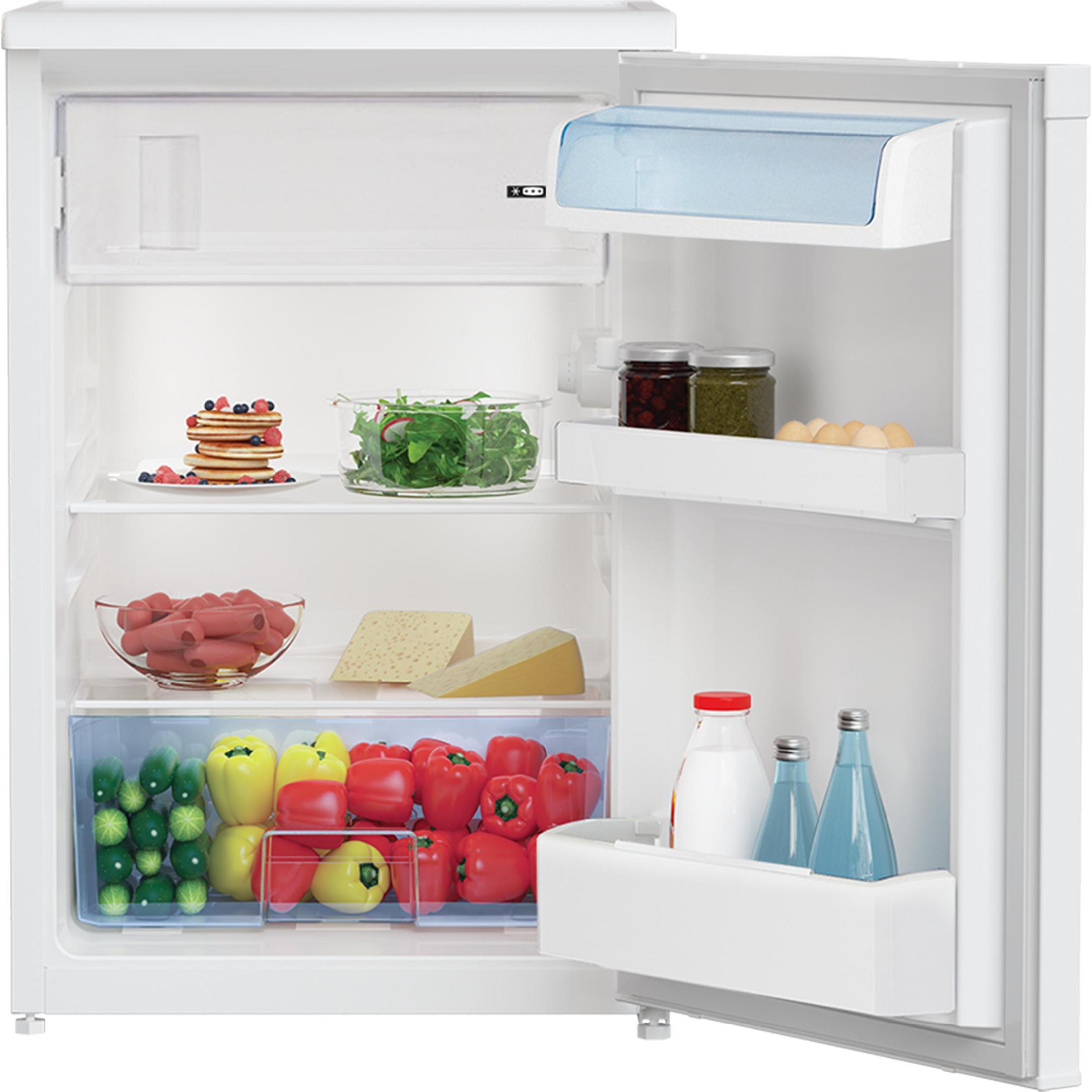 Un refrigerador con la puerta abierta, con comida dentro en estantes. El fondo es blanco.