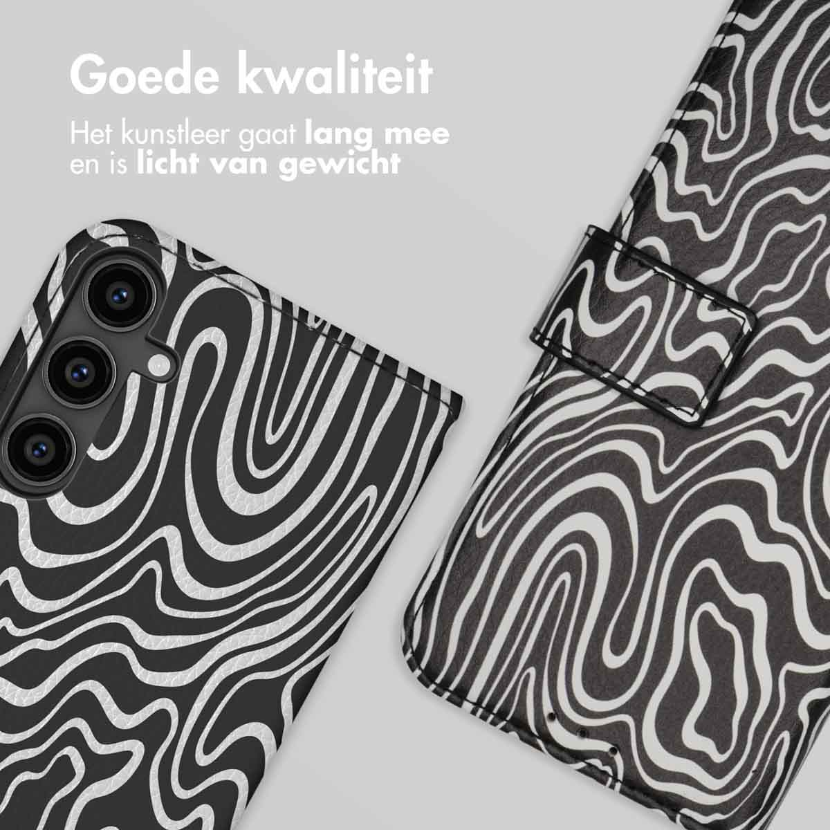 Zwart-wit telefoonhoesjes met een wervelpatroon. Eén hoesje is open, de andere dicht. Grijze achtergrond met tekst.