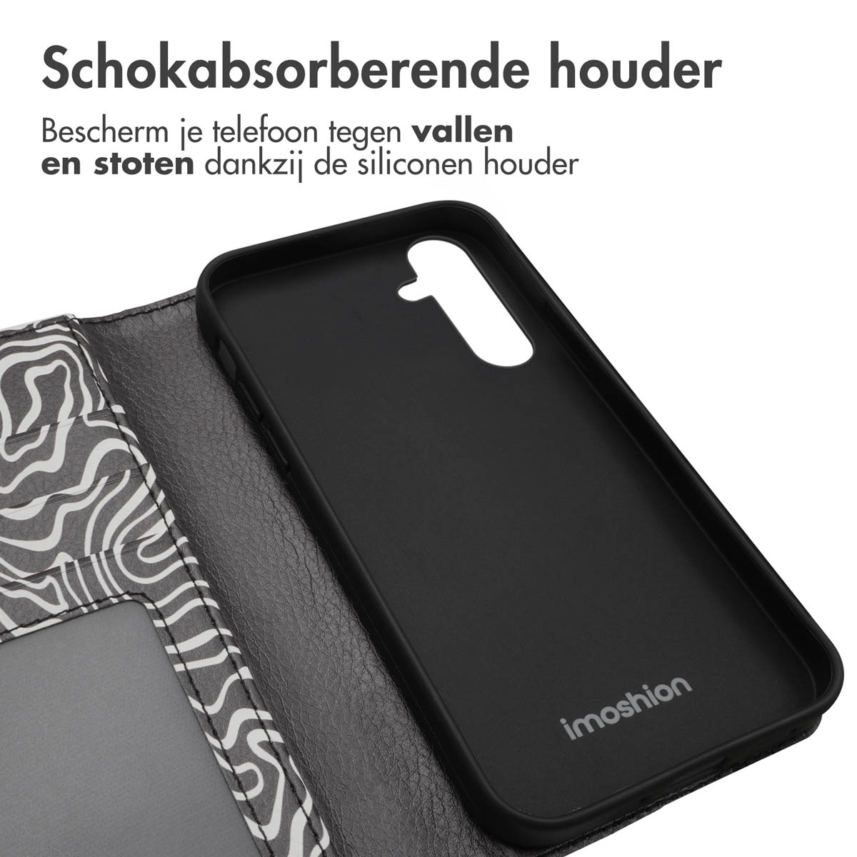 Zwarte telefoonhoes open, met een dierenprint interieur, en het woord imoshion. De hoes staat op een witte achtergrond.
