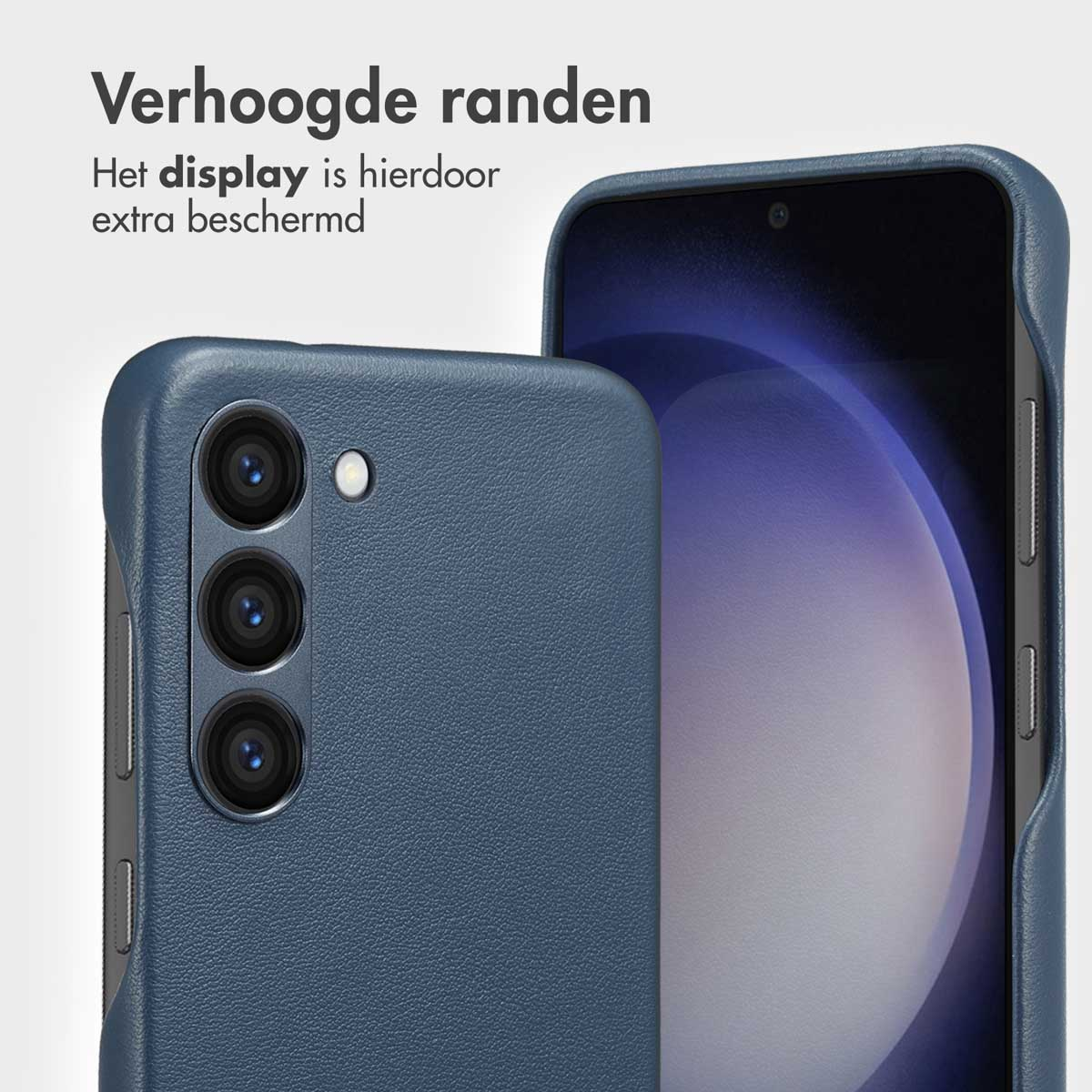 Blauwe telefoonhoes met verhoogde randen, met telefooncamera's. Het scherm van de telefoon is zichtbaar. Tekst: Extra bescherming.