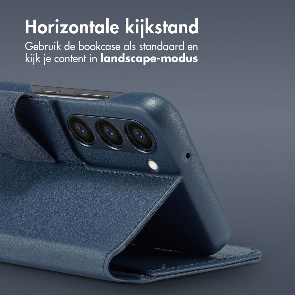 Telefoonhoes in blauw, toont een telefoon in landschapsmodus. Tekst over horizontale standaard.