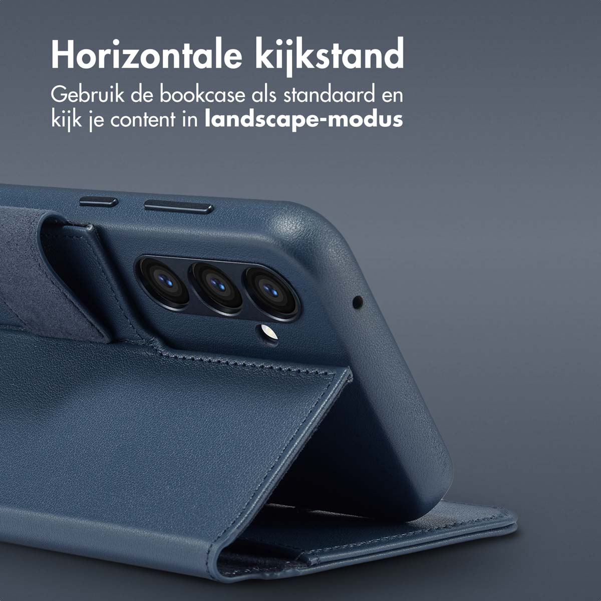Blauwe telefoonhoes open. Tekst: Horizontale standaard. Gebruik de hoes als standaard en bekijk content.