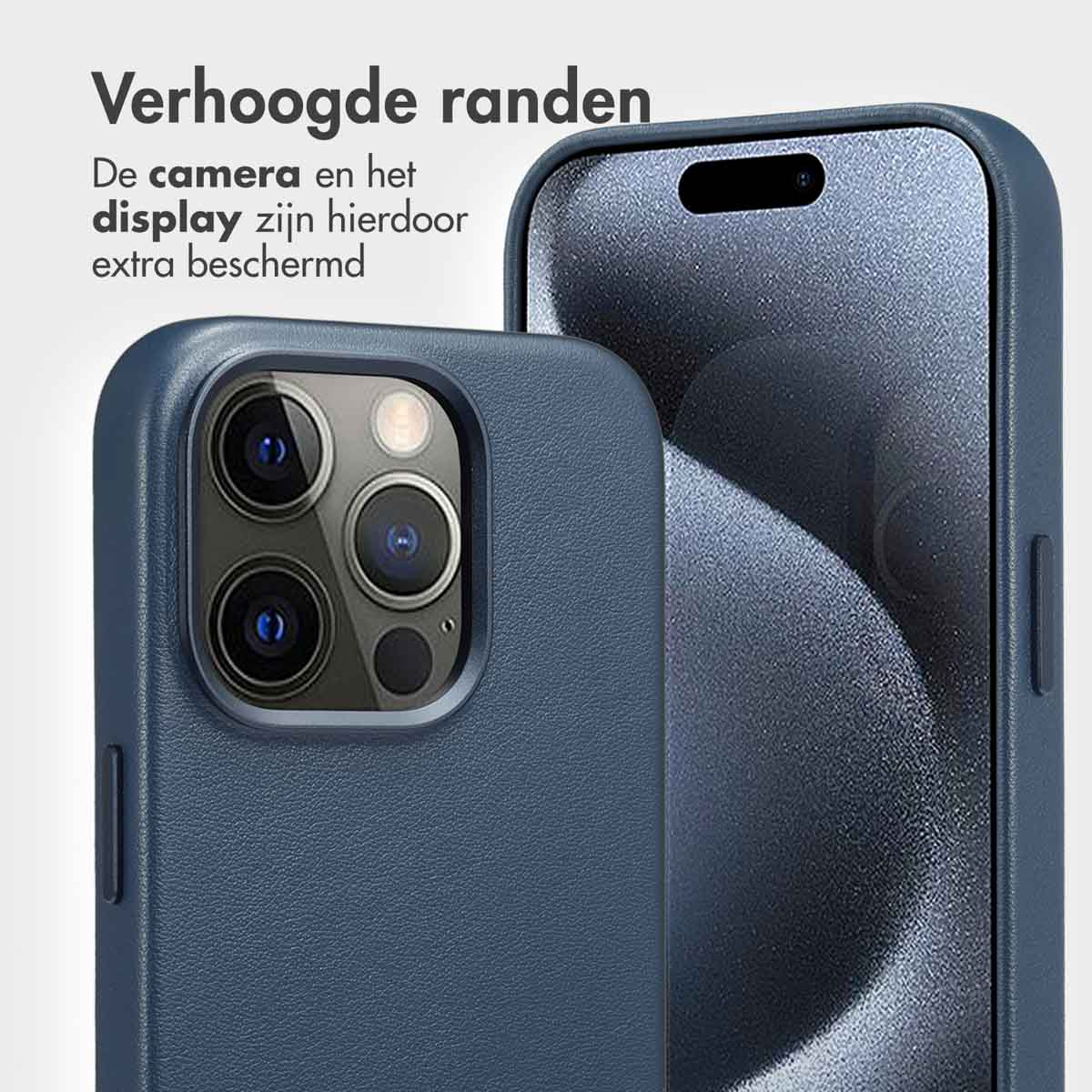 Twee blauwe telefoonhoesjes, één met de camera zichtbaar. De Nederlandse tekst zegt dat de camera en het scherm extra beschermd zijn.