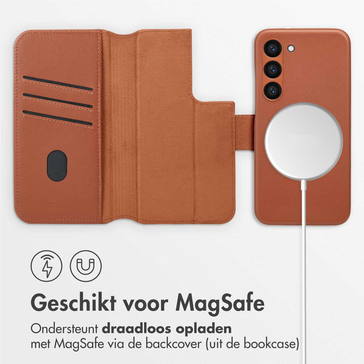 Coque de téléphone avec un symbole de chargement MagSafe. Le téléphone est sur un chargeur sans fil blanc. Coque marron.