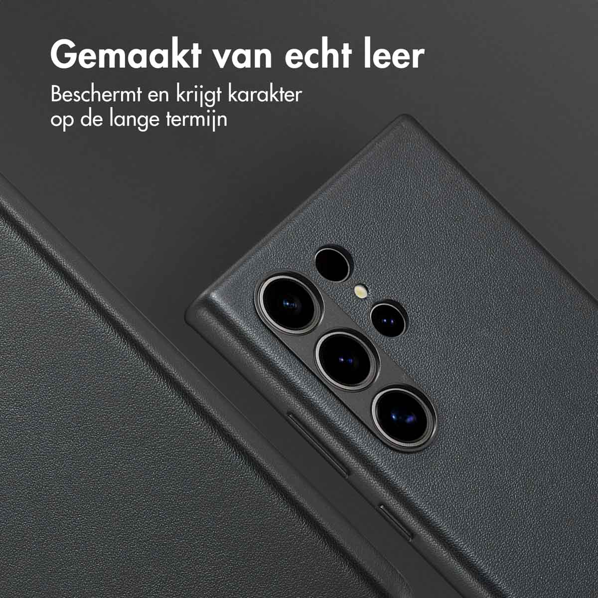 Donkergrijs leren telefoonhoesje met cameralenzen, dat het scherm gedeeltelijk bedekt.