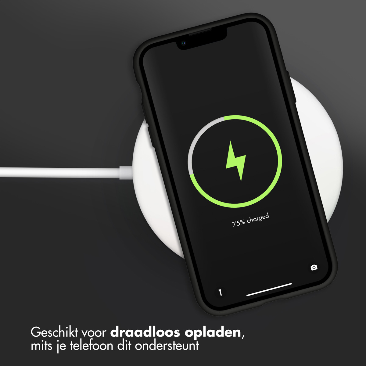 Schwarzes Telefon in einer schwarzen Hülle, das auf einem weißen kabellosen Ladepad geladen wird. Ladesymbol wird angezeigt.
