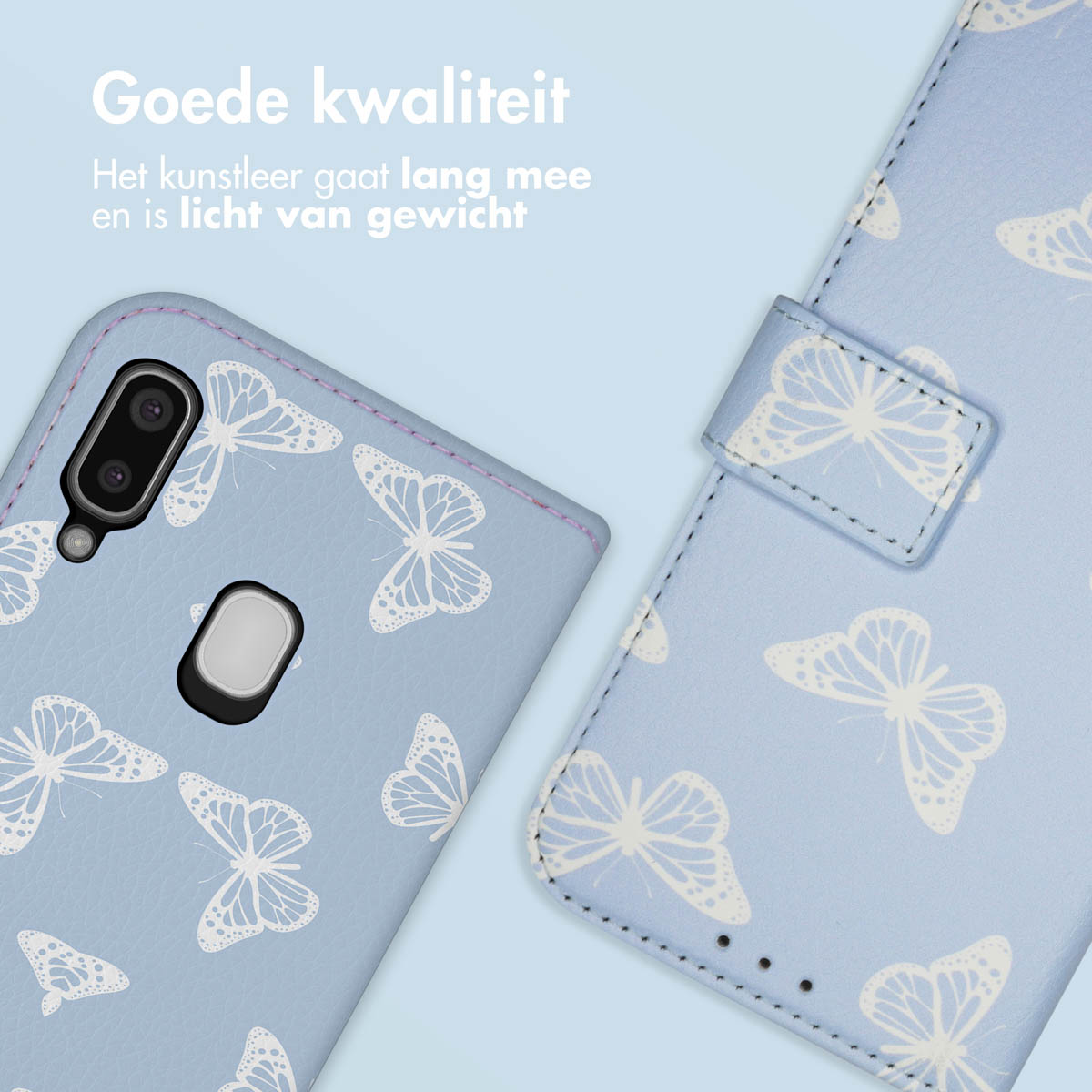 Lichtblauwe telefoonhoes met witte vlinders en tekst.