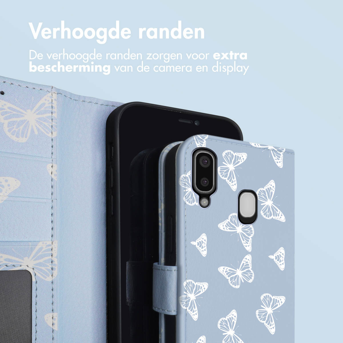 Lichtblauwe telefoonhoes met witte vlinders die een smartphone beschermen.