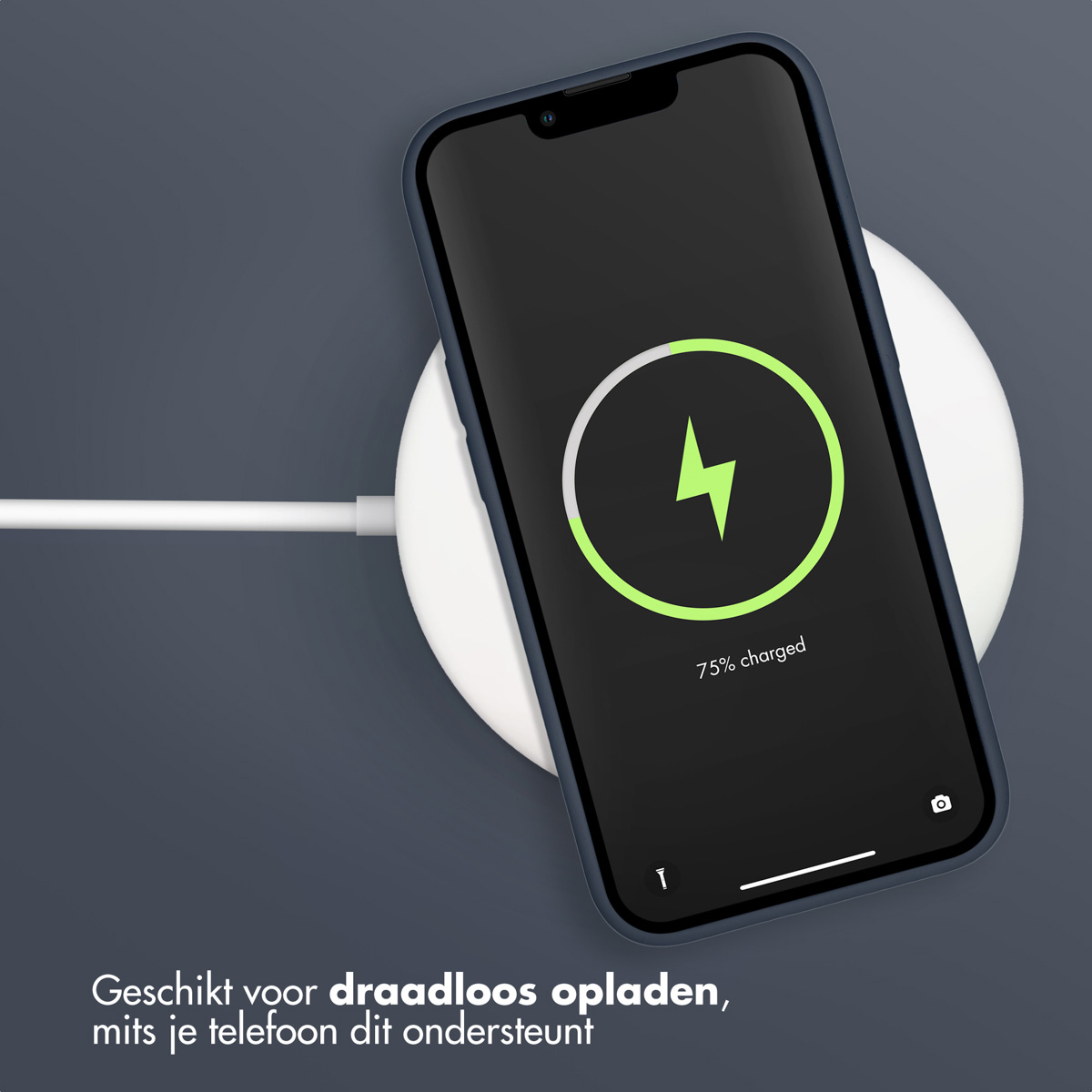 Een telefoon in een donkerblauwe hoes laadt op een draadloze oplaadpad. Het scherm toont 75% opgeladen.