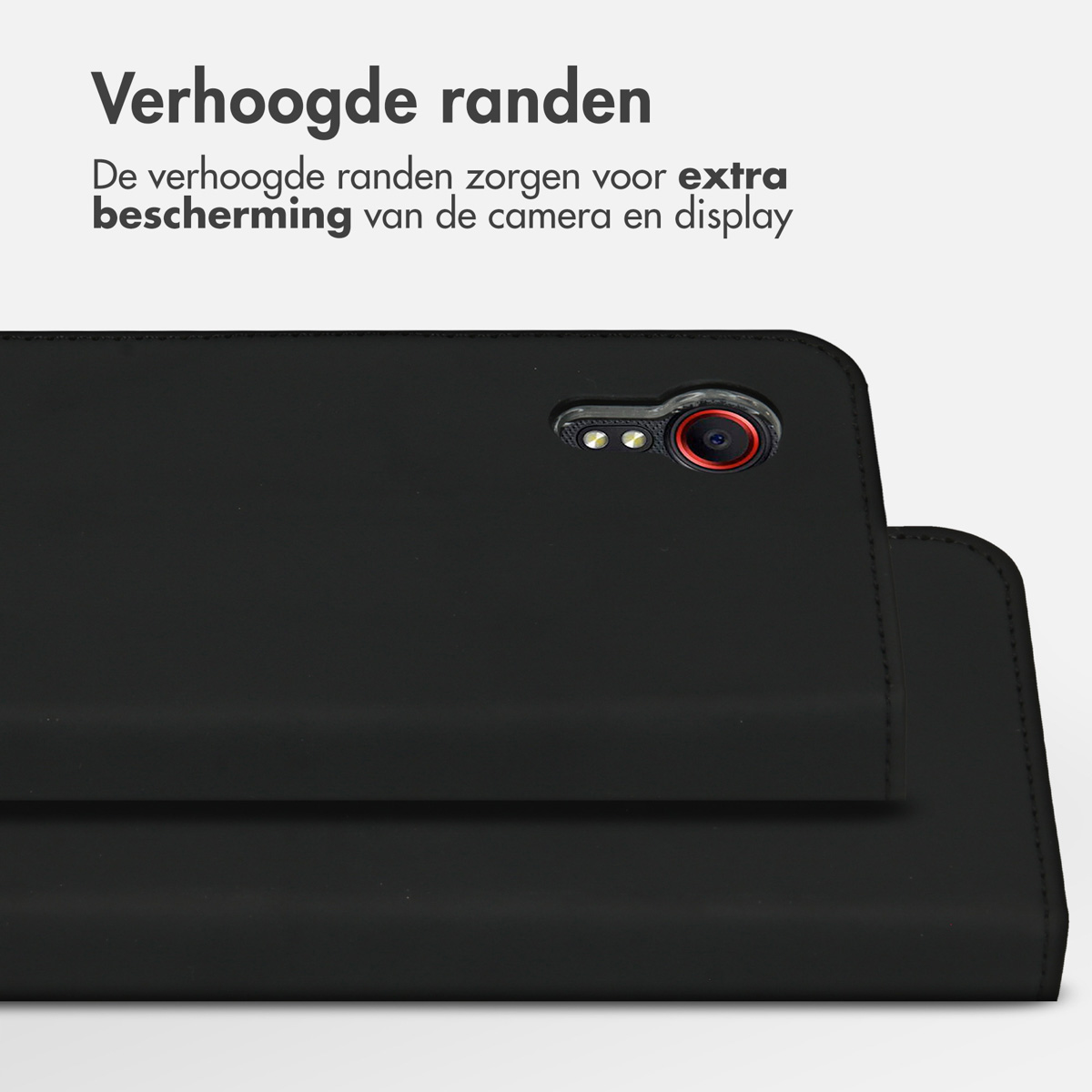 Zwarte telefoonhoes met verhoogde randen, die de camera beschermen. Tekst: 'Verhoogde randen'.