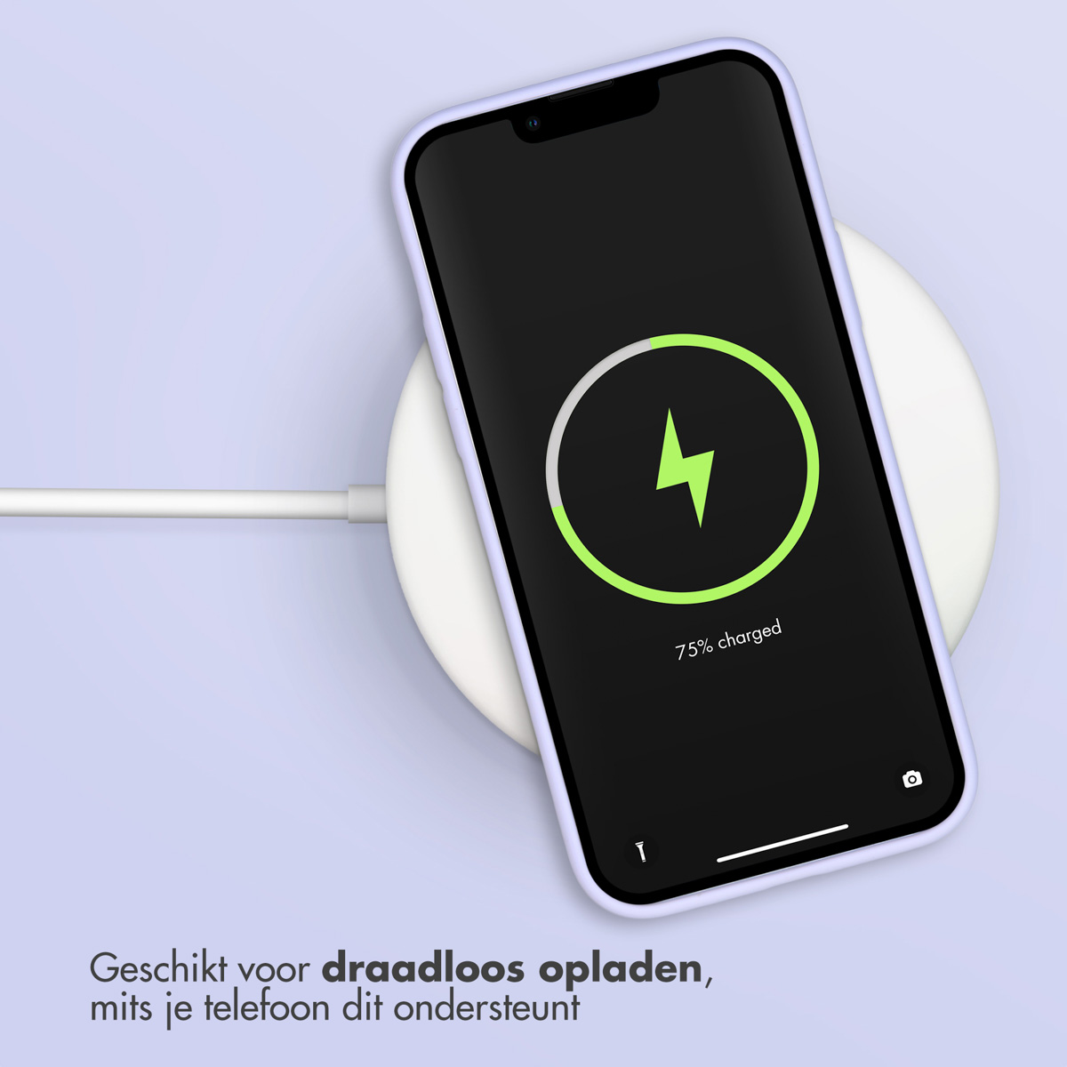Telefoon op draadloze oplader, toont 75% opgeladen. Een groene bliksem geeft opladen aan. Lichtblauwe achtergrond.