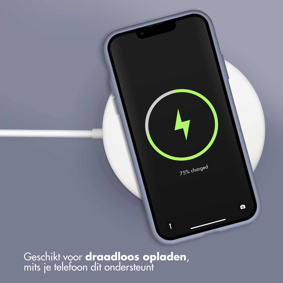 Telefoon in blauwe hoes laadt op een draadloze oplader.