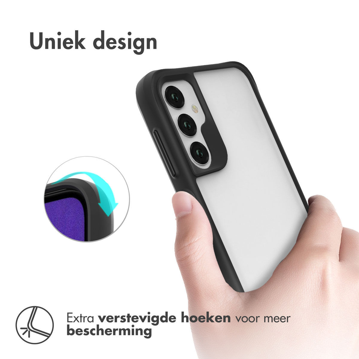 Een hand die een telefoon vasthoudt met een witte achterkant en zwarte rand. De telefoon heeft drie camera's.