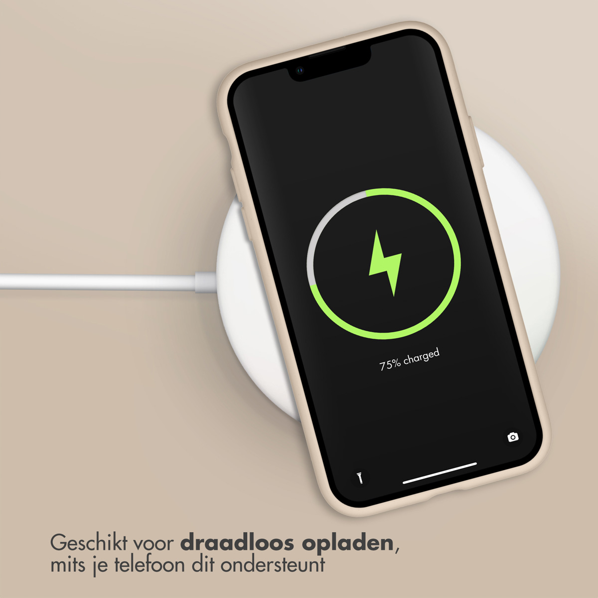 Un téléphone dans un étui beige se charge sur un socle de chargement sans fil. L'écran affiche 75% chargé.