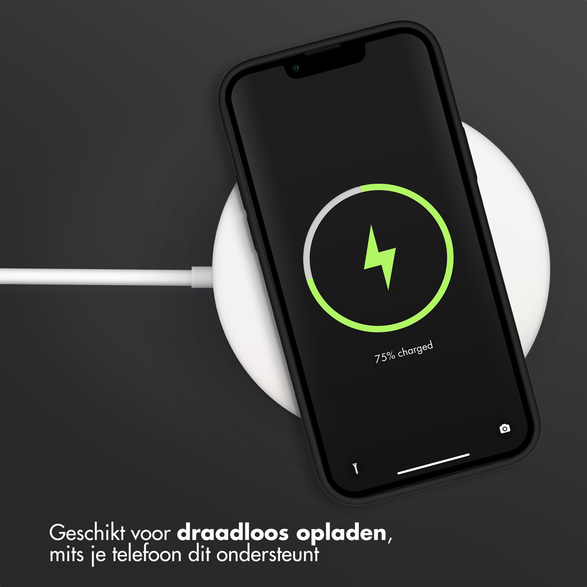 Zwarte telefoon op oplaadpad. Telefoonscherm toont groene bliksempictogram, laadt 75% op.