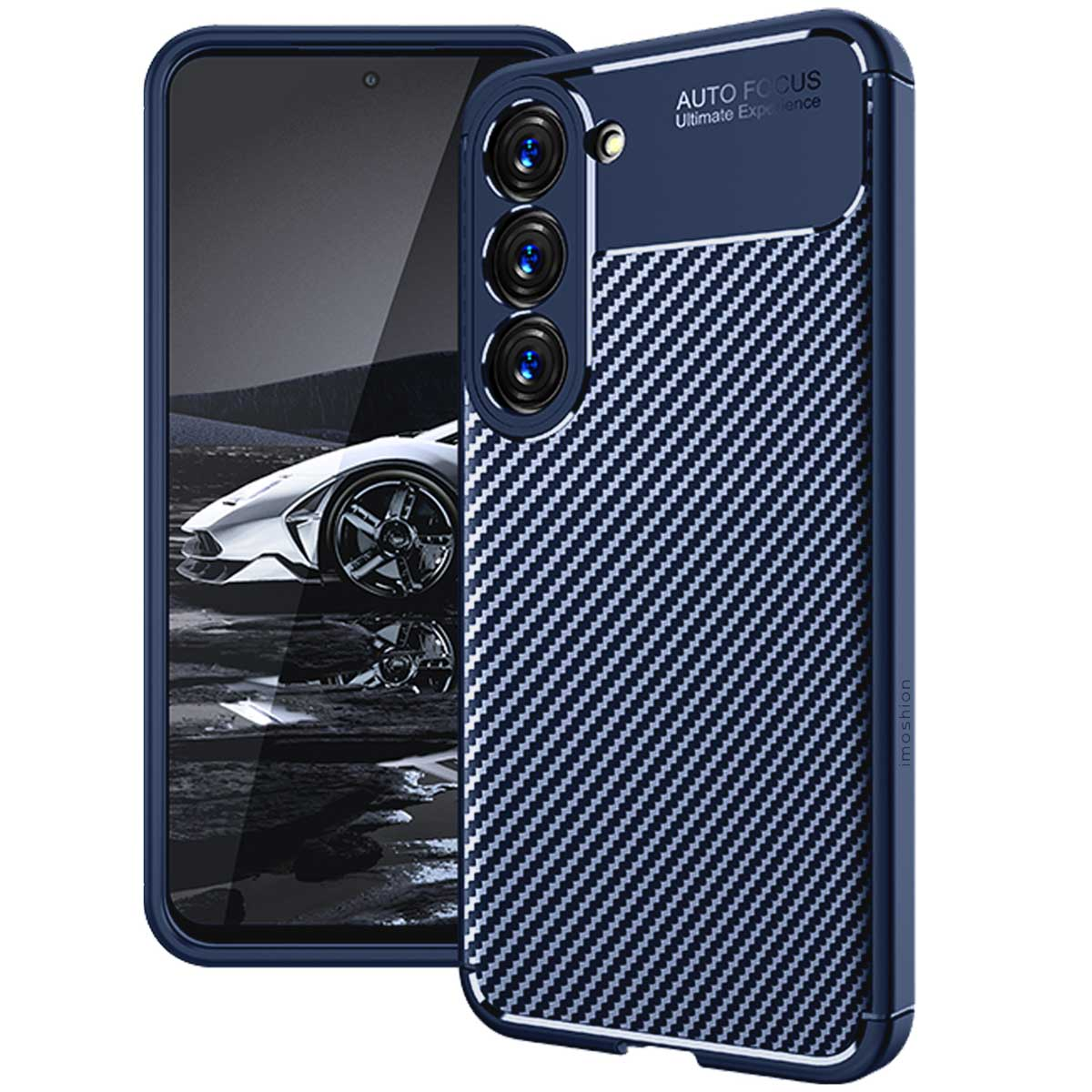 Een blauwe telefoon met hoesje met koolstofpatroon en drie camera's.