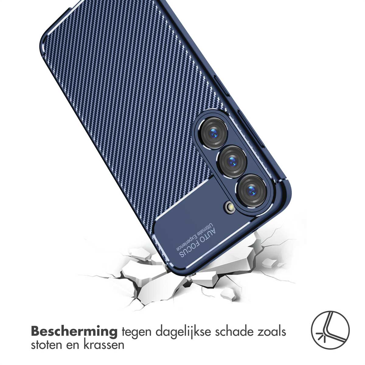 Donkerblauwe telefoonhoes met koolstofpatroon valt op gebarsten grond.