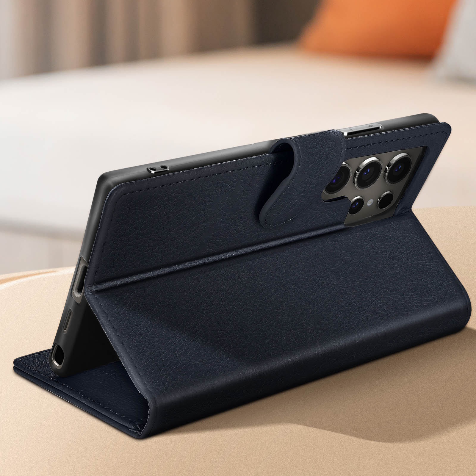 Custodia per telefono in pelle blu con telefono e copertina aperta.