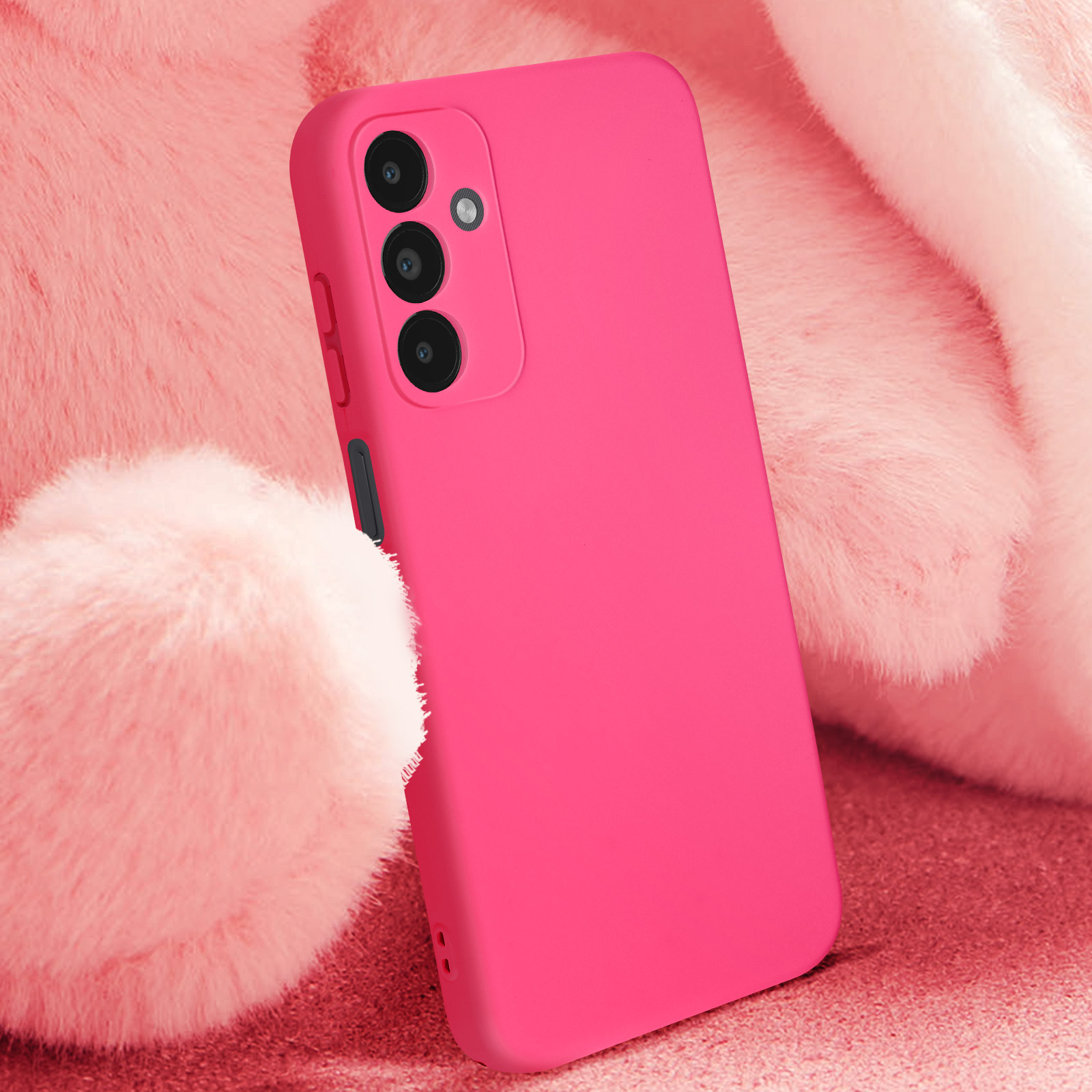 Custodia rosa per telefono con 3 fori per la fotocamera. La custodia è di fronte a uno sfondo rosa e soffice.
